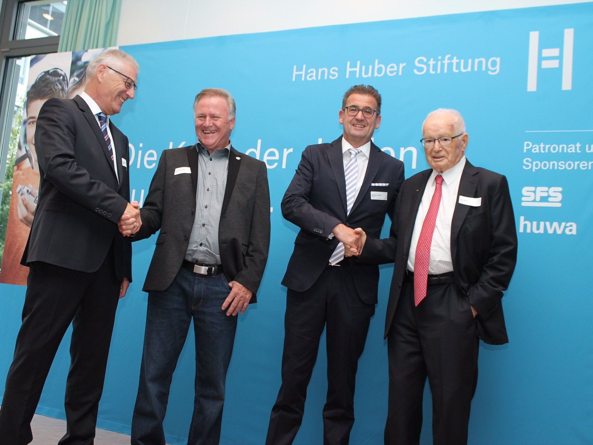 Die diesjährigen Anerkennungspreisträger der Hans Huber Stiftung Arnold Feuerstein und Christian Lienhard umrahmt von Stiftungsratspräsident Christian Fiechter (links) und Ehrenpräsident Hans Huber (rechts). Die diesjährigen Anerkennungspreisträger der Hans Huber Stiftung Arnold Feuerstein und Christian Lienhard umrahmt von Stiftungsratspräsident Christian Fiechter (links) und Ehrenpräsident Hans Huber (rechts).