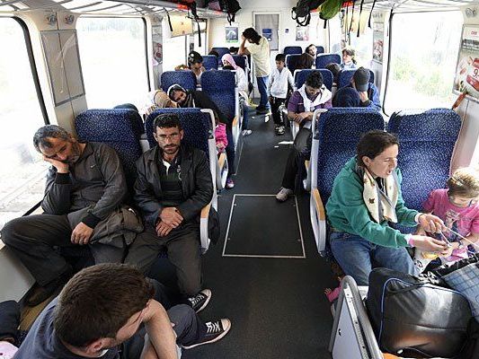 Flüchtlinge aus Ungarn fahren mit der Bahn nach Wien Flüchtlinge aus Ungarn fahren mit der Bahn nach Wien