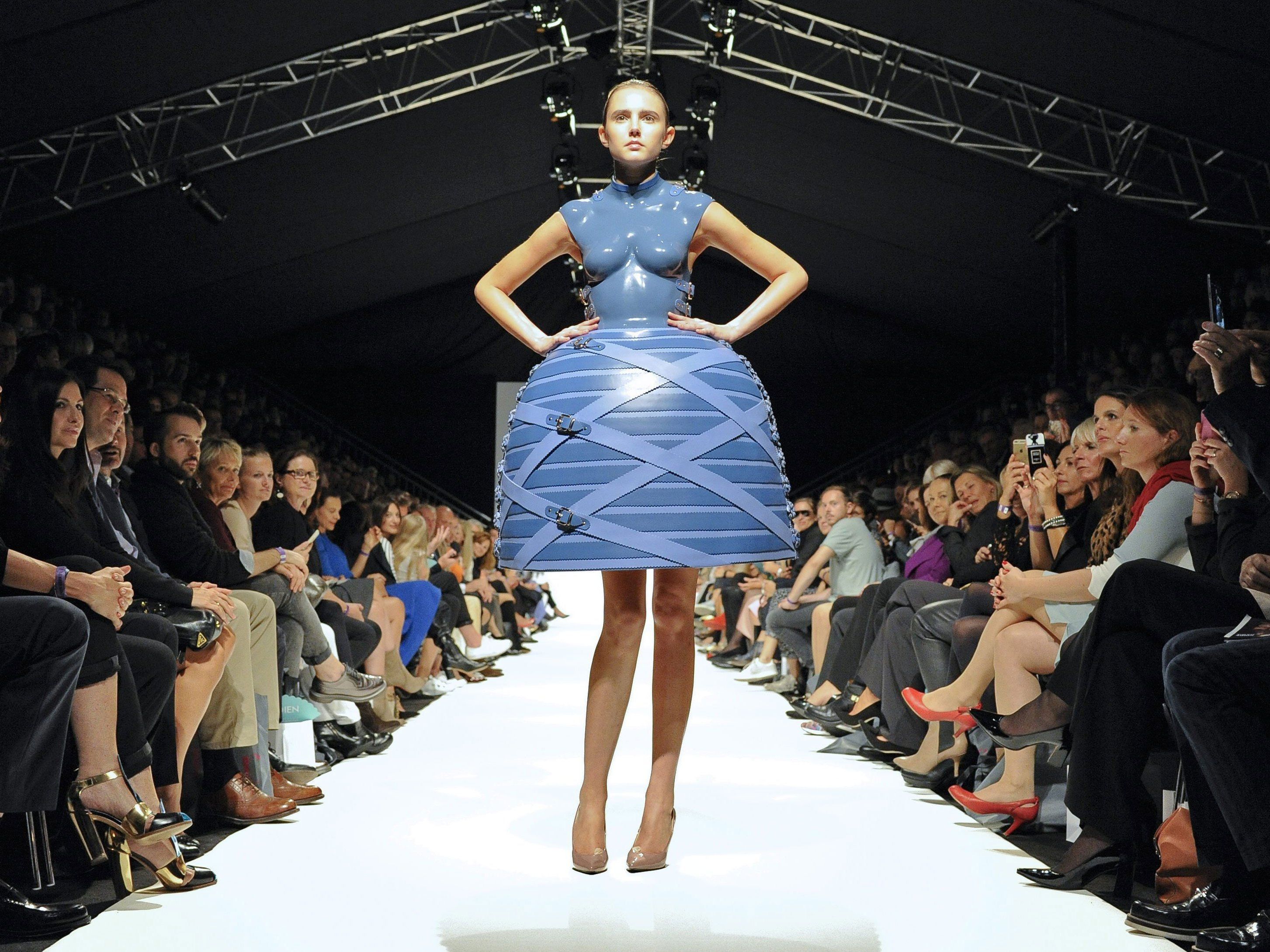 Eines der schrillen Designs von der Vienna Fashion Week 2015. Eines der schrillen Designs von der Vienna Fashion Week 2015.