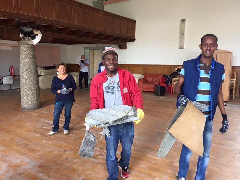Die Flüchtlinge helfen bei der Renovierung mit.