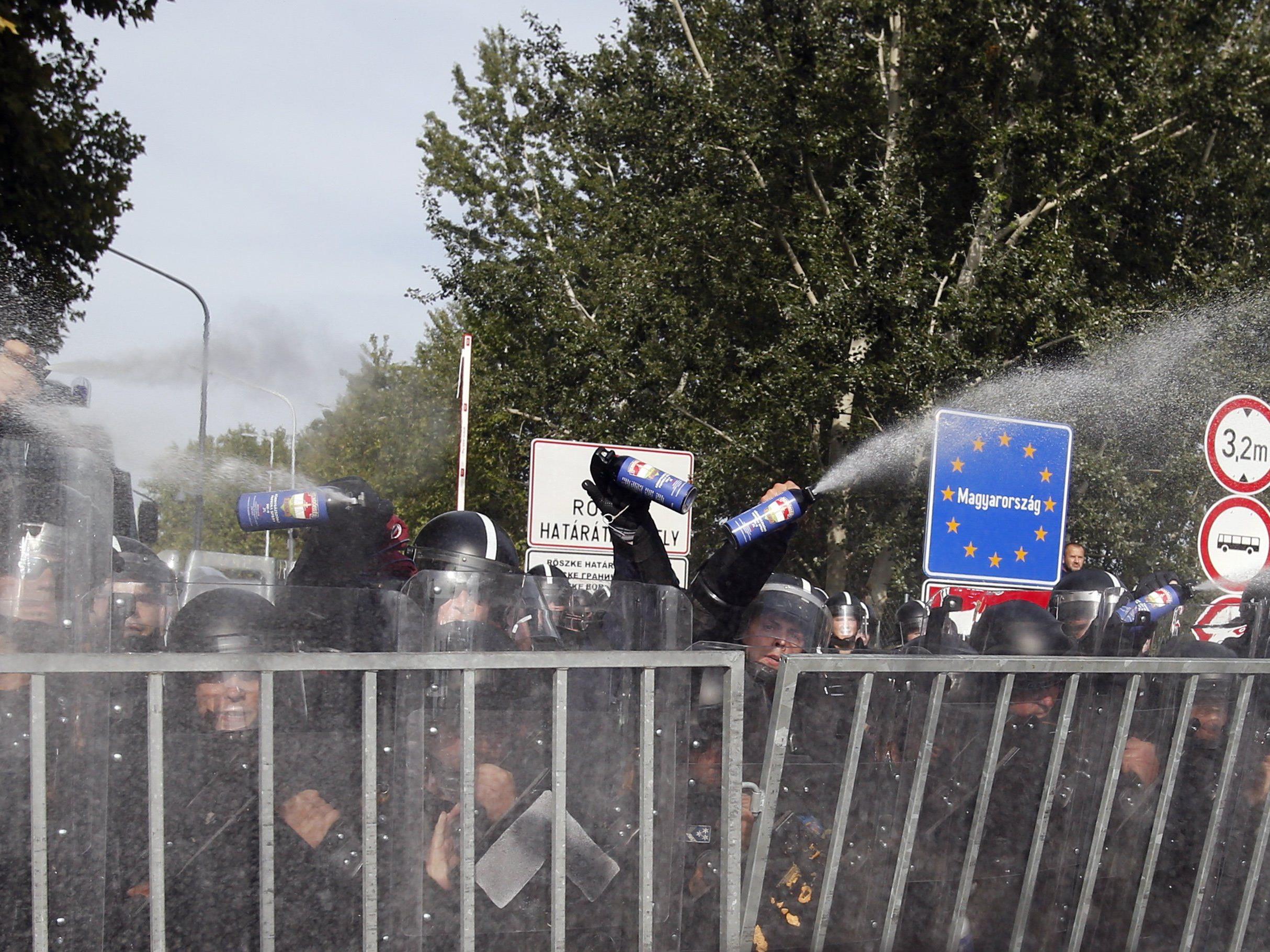 Tränengaseinsatz gegen Flüchtlinge an ungarisch-serbischer Grenze