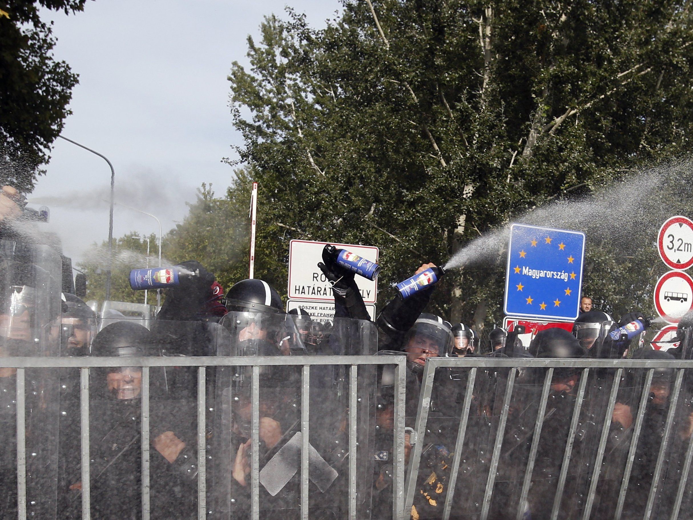 Tränengaseinsatz gegen Flüchtlinge an ungarisch-serbischer Grenze Tränengaseinsatz gegen Flüchtlinge an ungarisch-serbischer Grenze