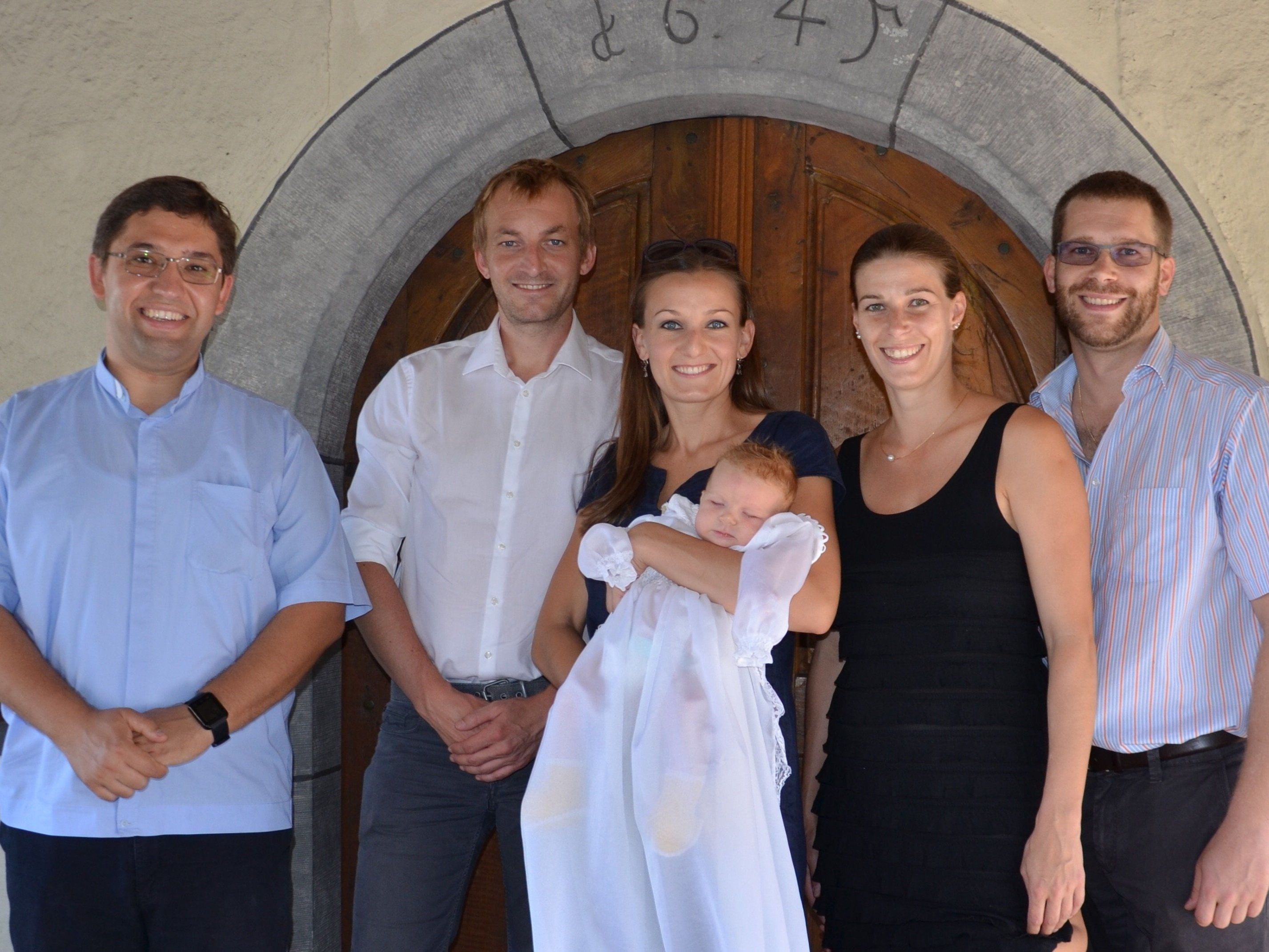 Taufe von Fina Peschl in der Lorettokapelle, die Familie mit Pfarrer Marius(li) Taufe von Fina Peschl in der Lorettokapelle, die Familie mit Pfarrer Marius(li)
