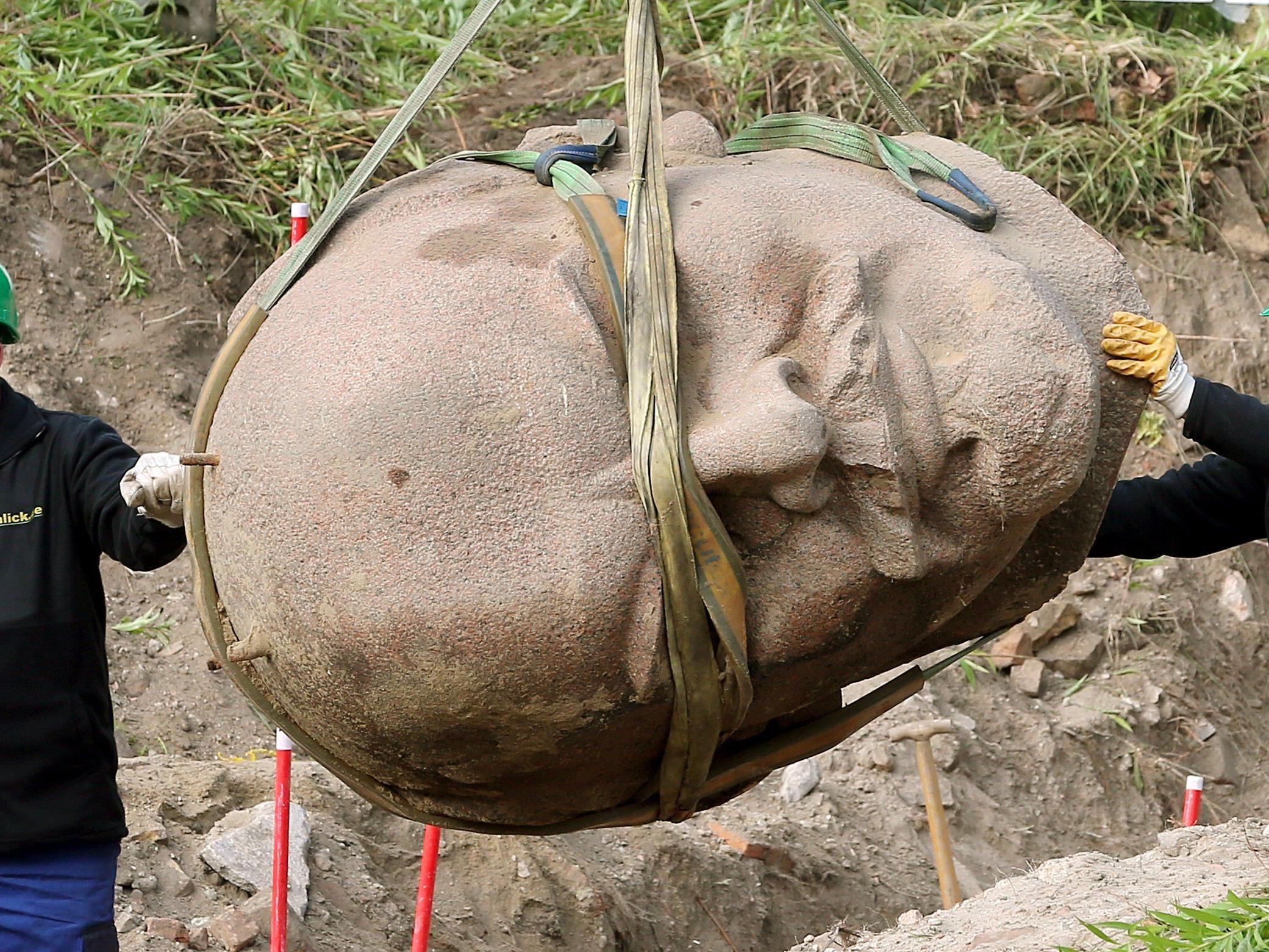 Riesiger Lenin-Kopf aus Granit: Geschleift, ausgebuddelt, geborgen.