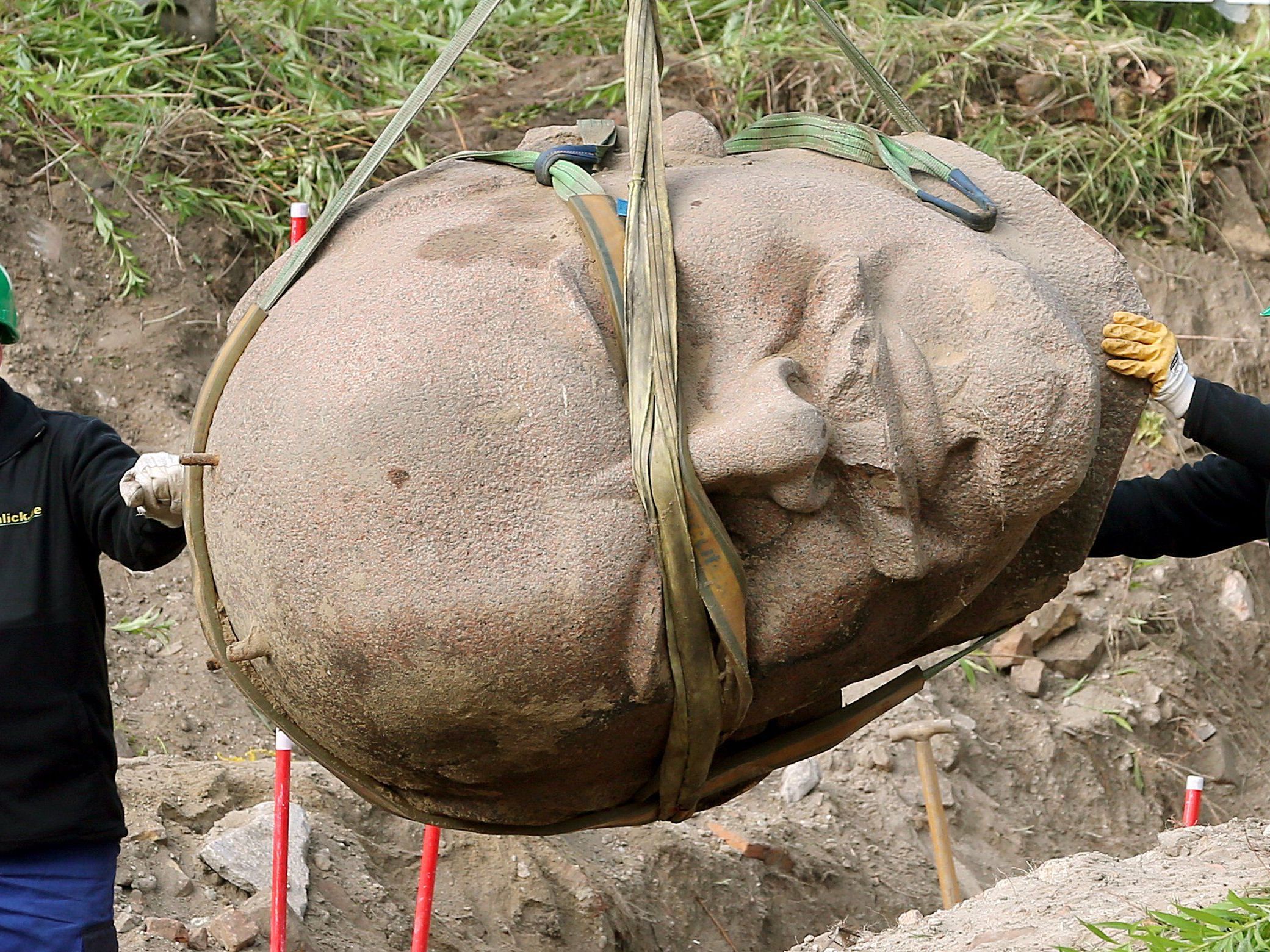 Riesiger Lenin-Kopf aus Granit: Geschleift, ausgebuddelt, geborgen.