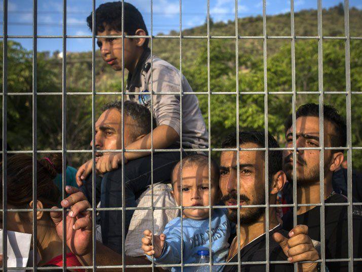 Nach offiziellen Angaben harren zwischen 15.000 und 18.000 Flüchtlinge auf Lesbos aus.