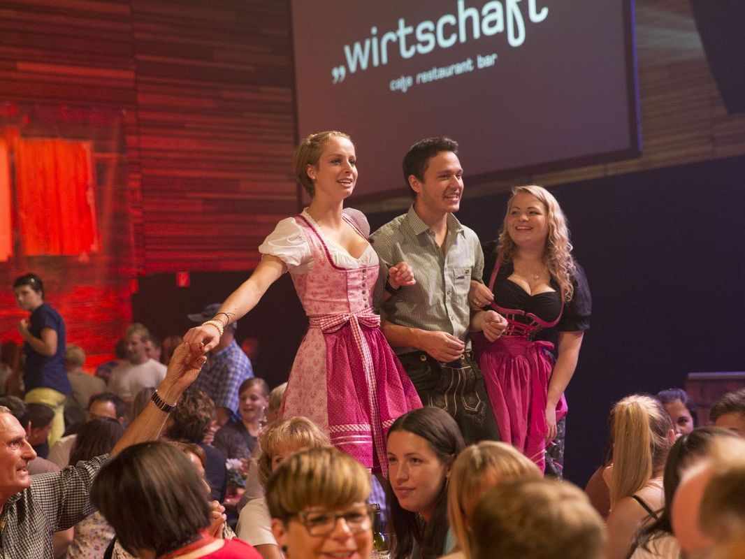 Beste Stimmung im Wirtschaftszelt. Beste Stimmung im Wirtschaftszelt.