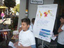 Gökhan Dogan sammelte zusammen mit seinen MitschülerInnen in der Bludenzer Innenstadt Spenden für das Hilfsprojekt „Schule statt Kinderarbeit.“ Gökhan Dogan sammelte zusammen mit seinen MitschülerInnen in der Bludenzer Innenstadt Spenden für das Hilfsprojekt „Schule statt Kinderarbeit.“