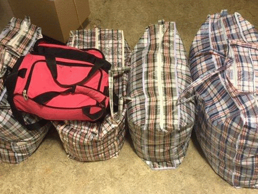 Die Plastiktaschen der drei Frauen. Die Plastiktaschen der drei Frauen.