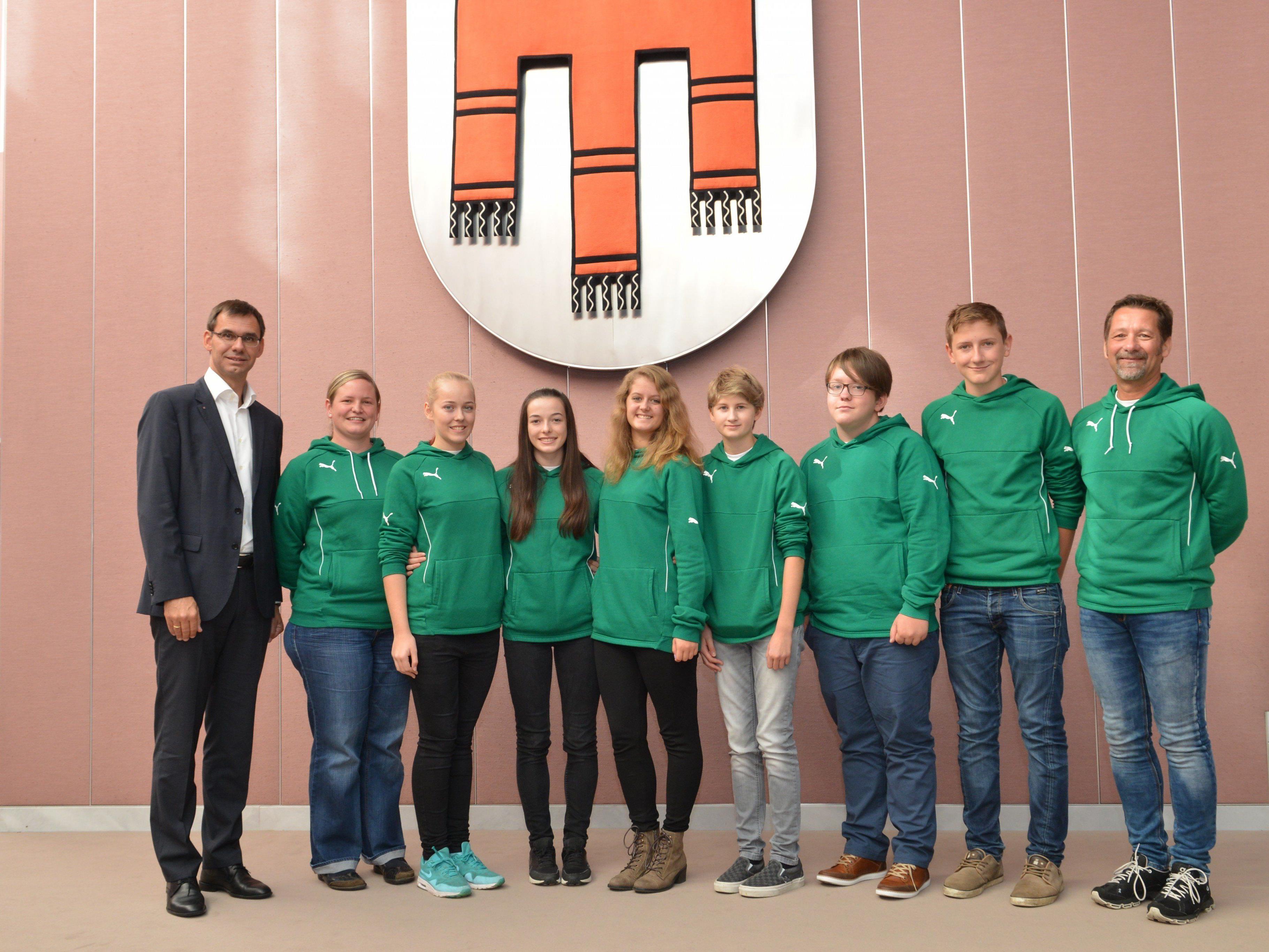LH Wallner begrüßte Vorarlbergs erfolgreiches RoboCup-Team der Mittelschule Nenzing im Landhaus.