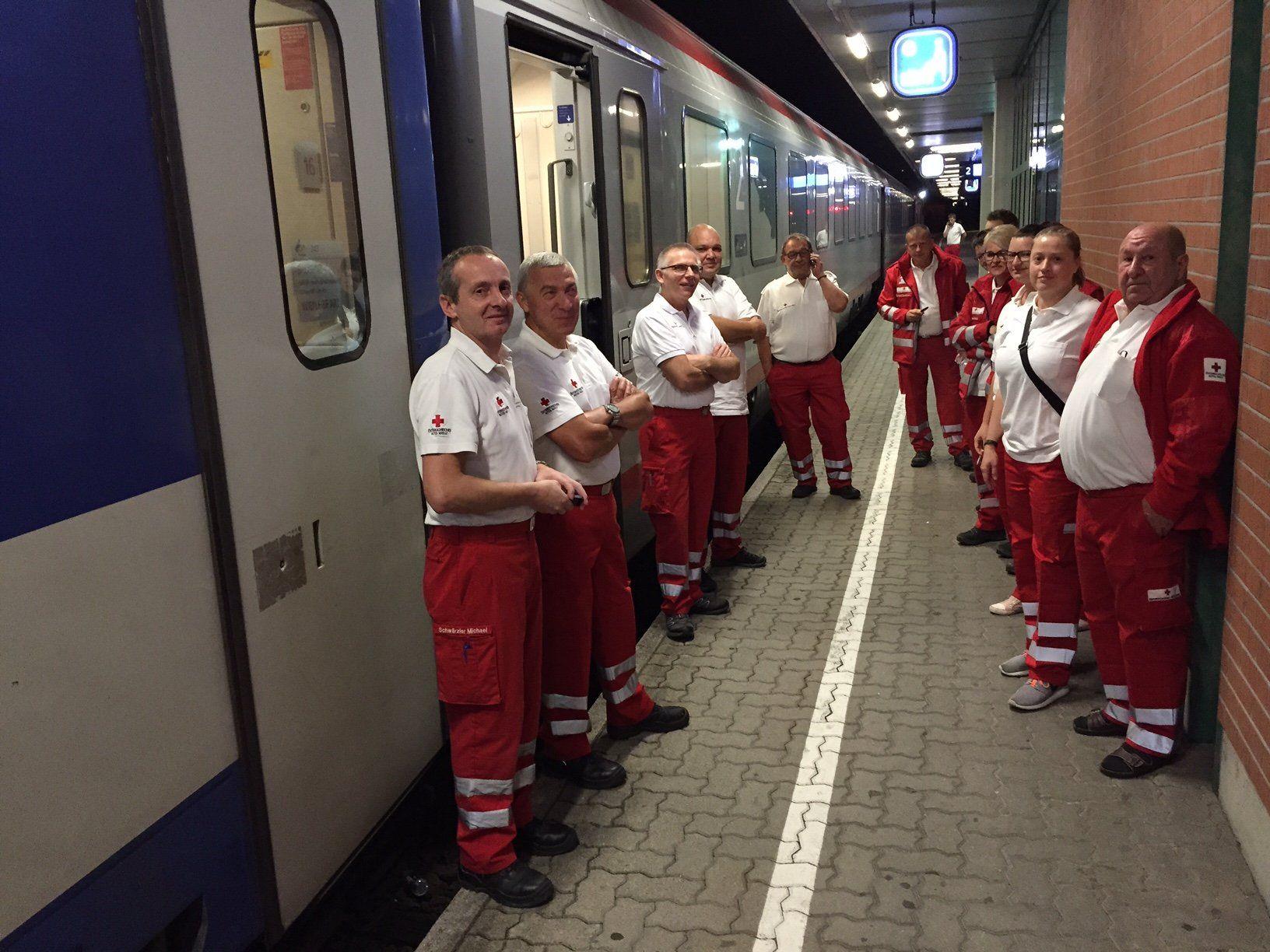 Am Donnerstagabend werden 24 ehrenamtliche Vorarlberger Rot-Kreuz-Mitarbeiter von ihrem Einsatz in Wien zurückerwartet.