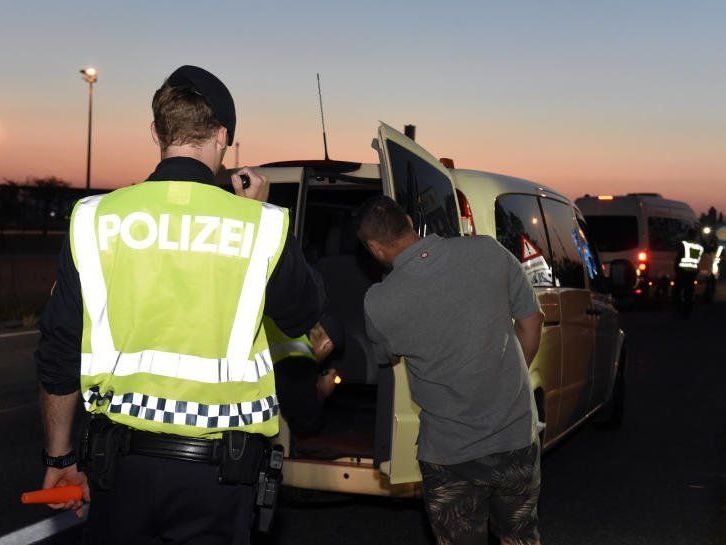 Weitere Schlepper wurden im Burgenland gestoppt. Weitere Schlepper wurden im Burgenland gestoppt.