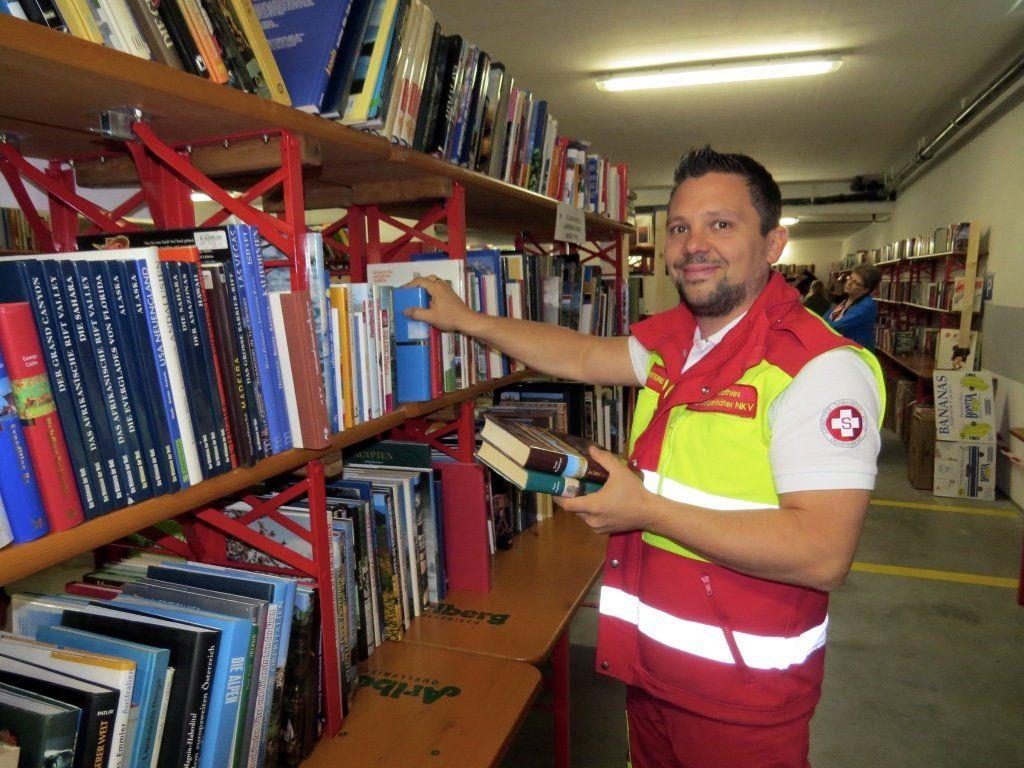Mario Mathies hilft bei jedem Bücherbasar tatkräftig mit und freute sich über die vielen Besucher.