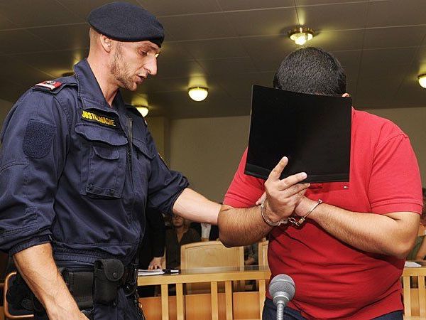 Der Angeklagte vor Prozessbeginn im Wiener Landesgericht Der Angeklagte vor Prozessbeginn im Wiener Landesgericht