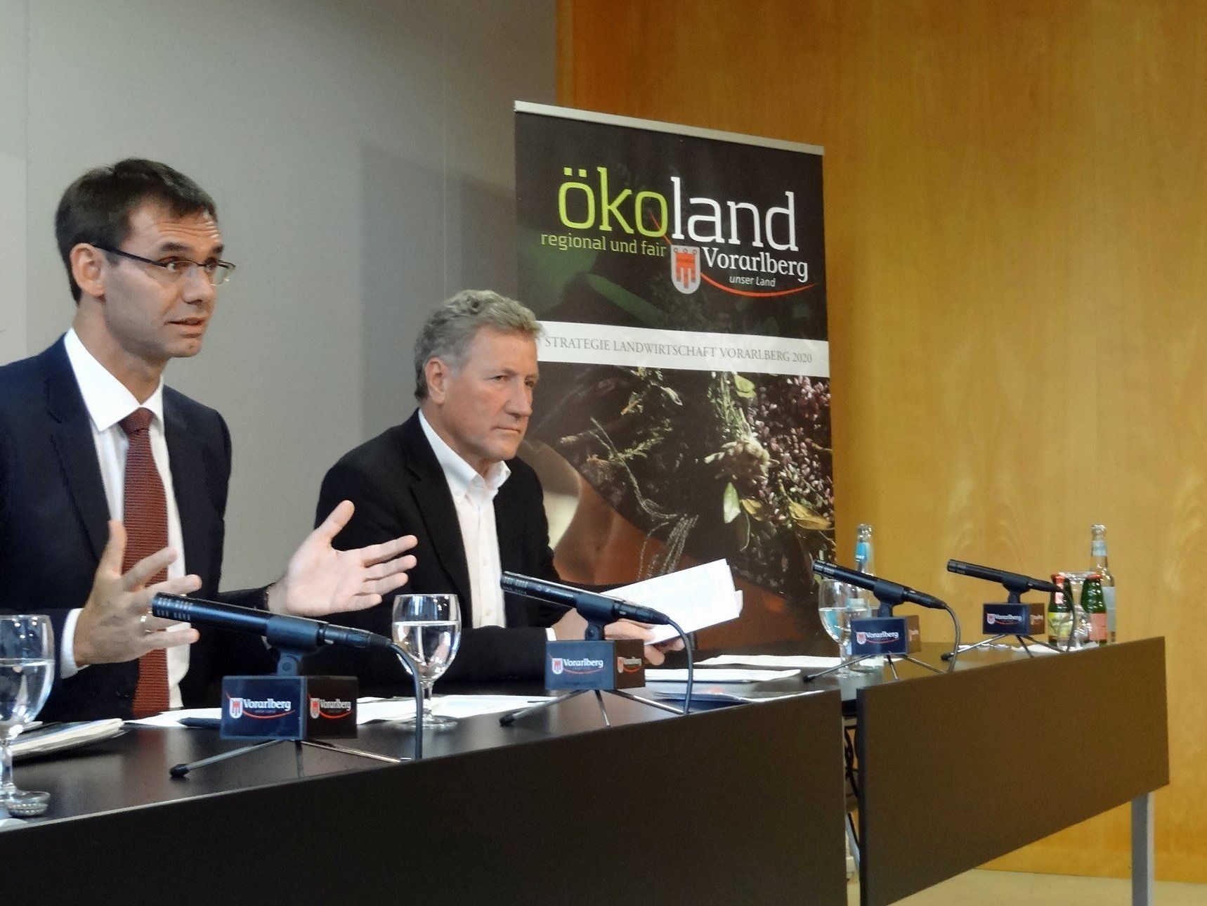 Landeshauptmann Markus Wallner und Landesrat Erich Schwärzler bekannten sich im Pressefoyer zur Verwendung gesunder regionaler Lebensmittel und zur heimischen Landwirtschaft Landeshauptmann Markus Wallner und Landesrat Erich Schwärzler bekannten sich im Pressefoyer zur Verwendung gesunder regionaler Lebensmittel und zur heimischen Landwirtschaft