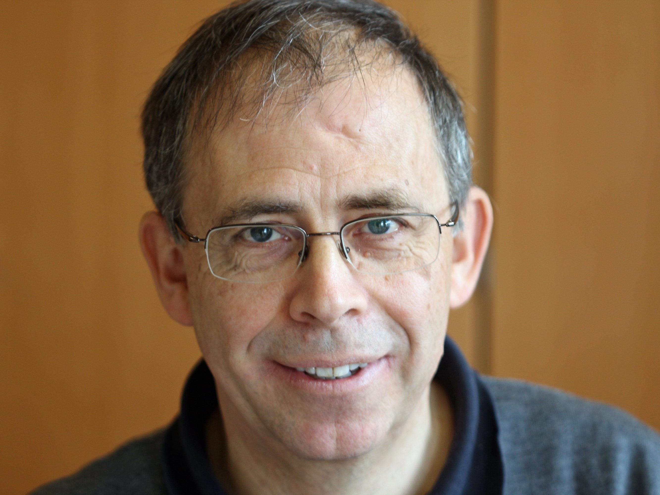Der Chemiker Thomas Bechtold wird mit dem Vorarlberger Wissenschaftspreis 2015 geehrt.