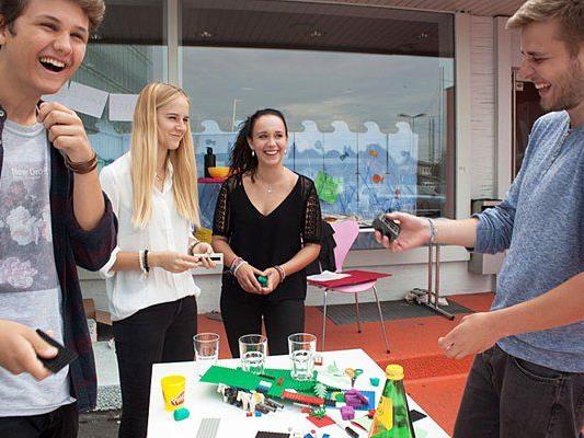 Jugendliche aus der Region erarbeiten bei einer Schatzsuche durch die Bregenzer und Bludenzer Innenstadt eine gemeinsame Vision. Neugierige können die jungen Heldenteams unterstützen und dabei tolle Preise gewinnen