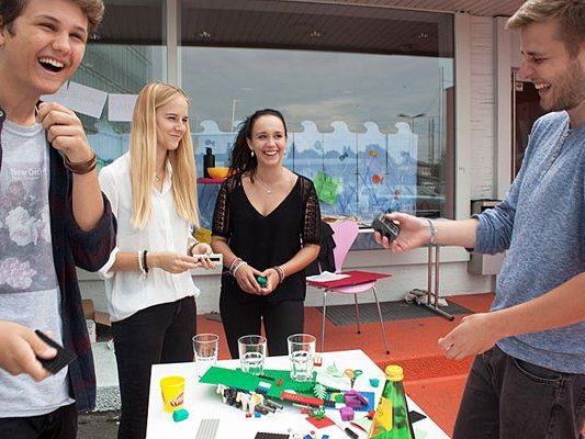 Jugendliche aus der Region erarbeiten bei einer Schatzsuche durch die Bregenzer und Bludenzer Innenstadt eine gemeinsame Vision. Neugierige können die jungen Heldenteams unterstützen und dabei tolle Preise gewinnen Jugendliche aus der Region erarbeiten bei einer Schatzsuche durch die Bregenzer und Bludenzer Innenstadt eine gemeinsame Vision. Neugierige können die jungen Heldenteams unterstützen und dabei tolle Preise gewinnen