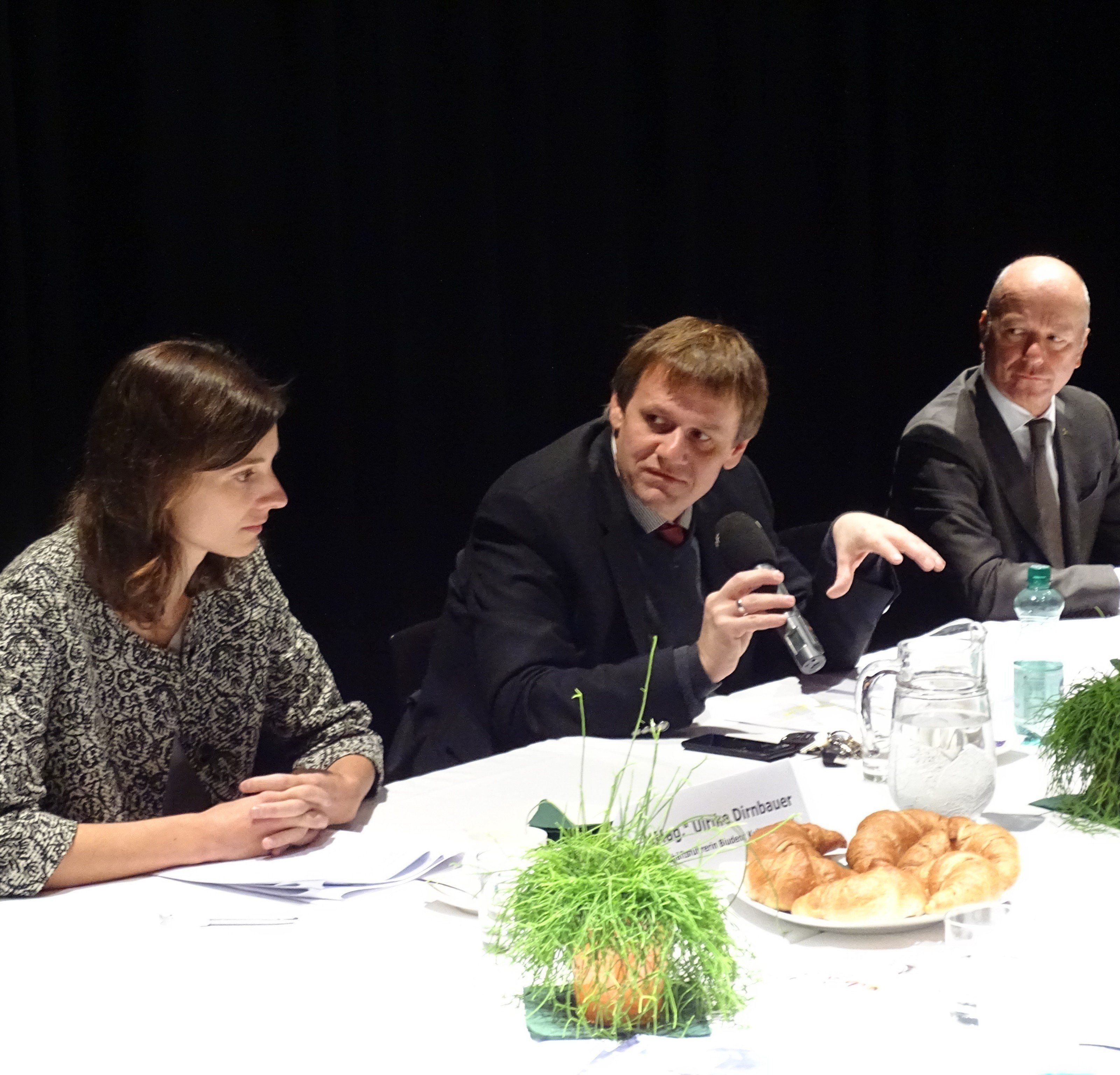 Beim Pressefrühstück in der Remise erörterten GF Ulrike Dirnbauer, Kulturstadtrat Christoph Thoma und Sparkassen-Vorstand Christian Ertl die Pläne für die Bludenzer Kulturentwicklung. Beim Pressefrühstück in der Remise erörterten GF Ulrike Dirnbauer, Kulturstadtrat Christoph Thoma und Sparkassen-Vorstand Christian Ertl die Pläne für die Bludenzer Kulturentwicklung.
