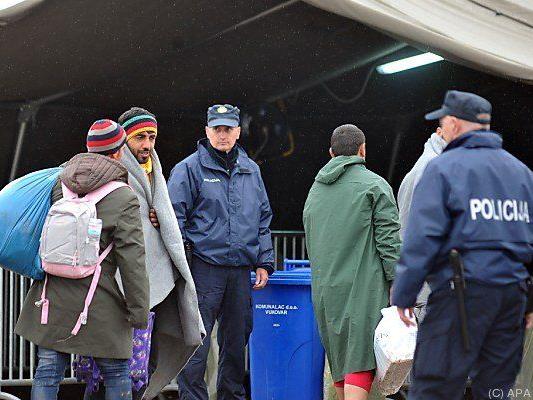 In Opatovac warten die Flüchtlinge auf die Weiterreise