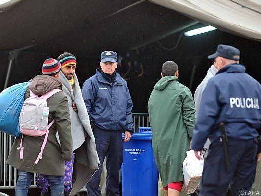 In Opatovac warten die Flüchtlinge auf die Weiterreise In Opatovac warten die Flüchtlinge auf die Weiterreise
