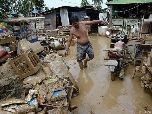 Viele Menschen mussten ihre Häuser verlassen Viele Menschen mussten ihre Häuser verlassen