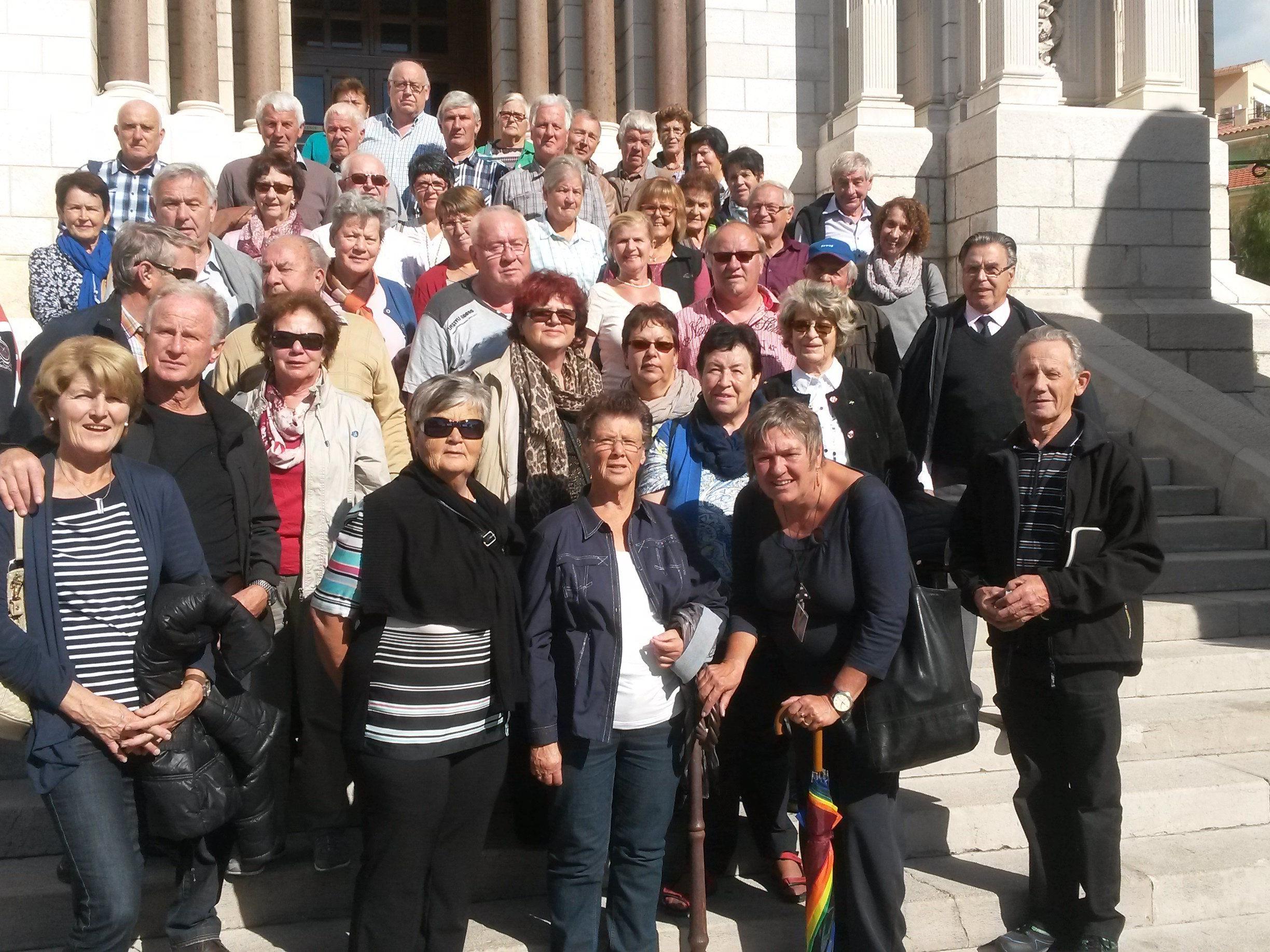 Die Senioren vor der Kathedrale St.Nikolaus in Monte Carlo