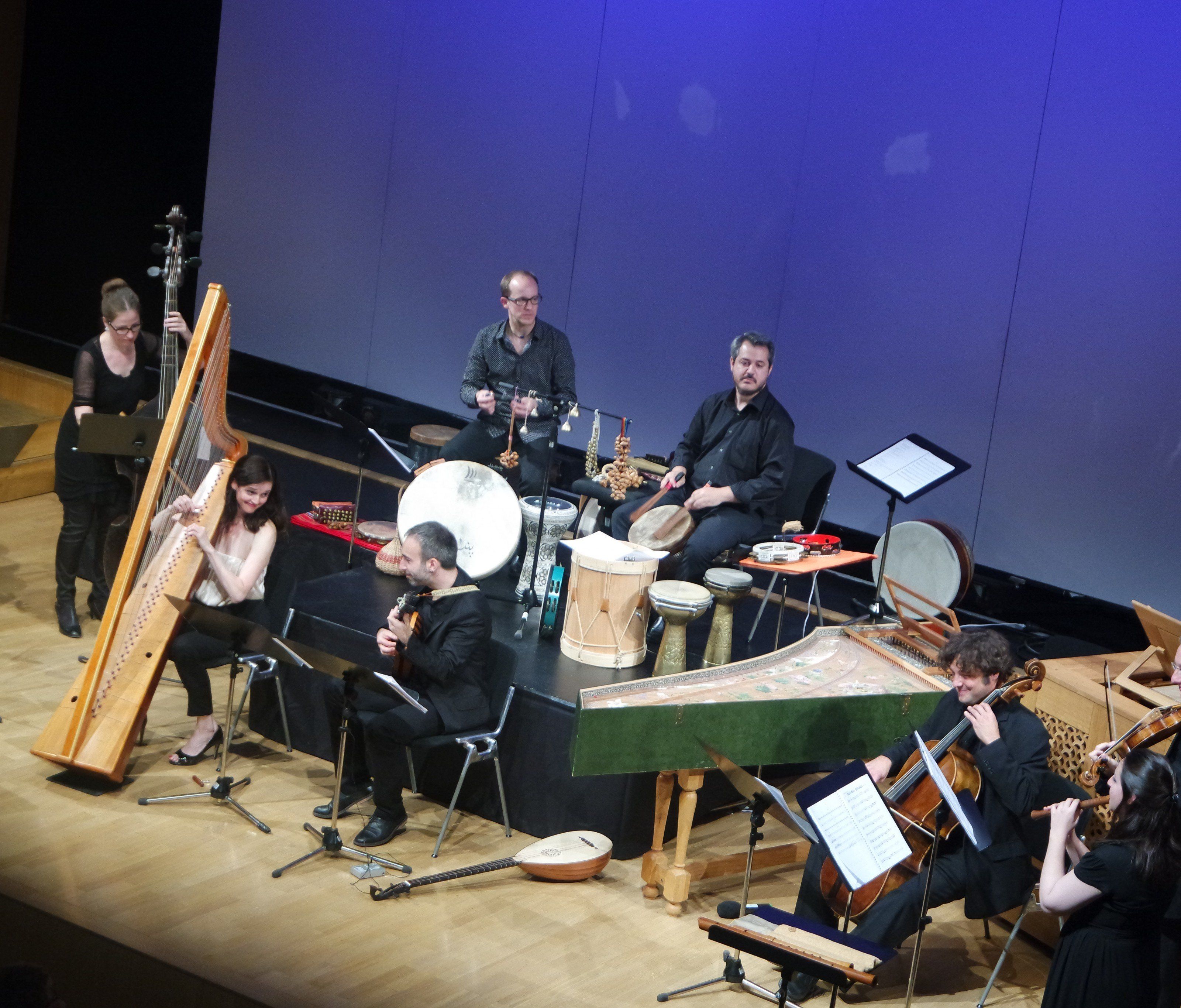 Vier Beste unter Besten: Margret Köll (Harfe), Mirko Arnone (Gitarre/Colascione); obere Reihe: Claudio Spieler, links, David Mayoral (Perkussion). Vier Beste unter Besten: Margret Köll (Harfe), Mirko Arnone (Gitarre/Colascione); obere Reihe: Claudio Spieler, links, David Mayoral (Perkussion).