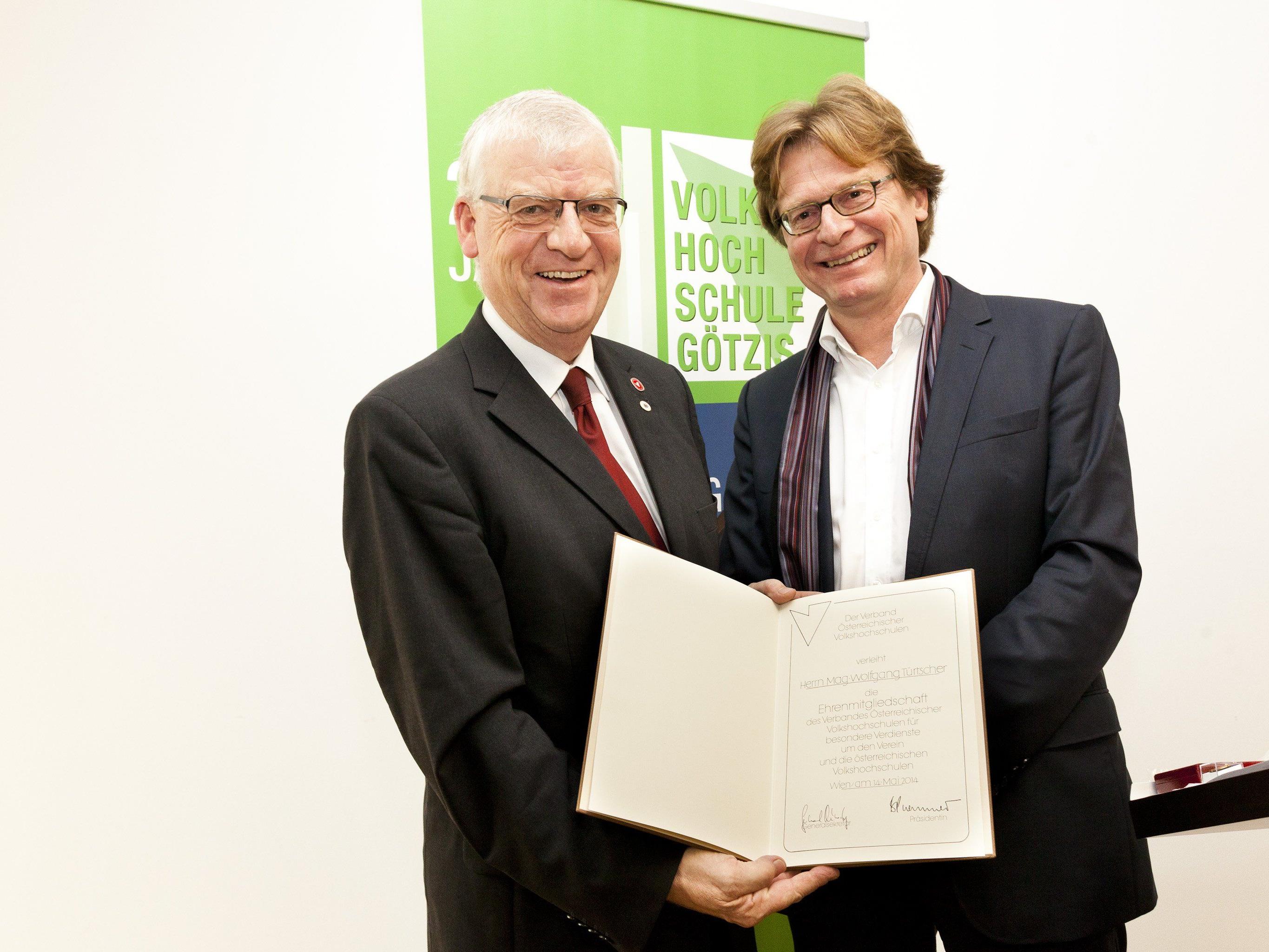 Generalsekretär Dr. Gerhard Bisovsky überreicht Mag. Wolfgang Türtscher die Ehrenmitgliedschaft.
