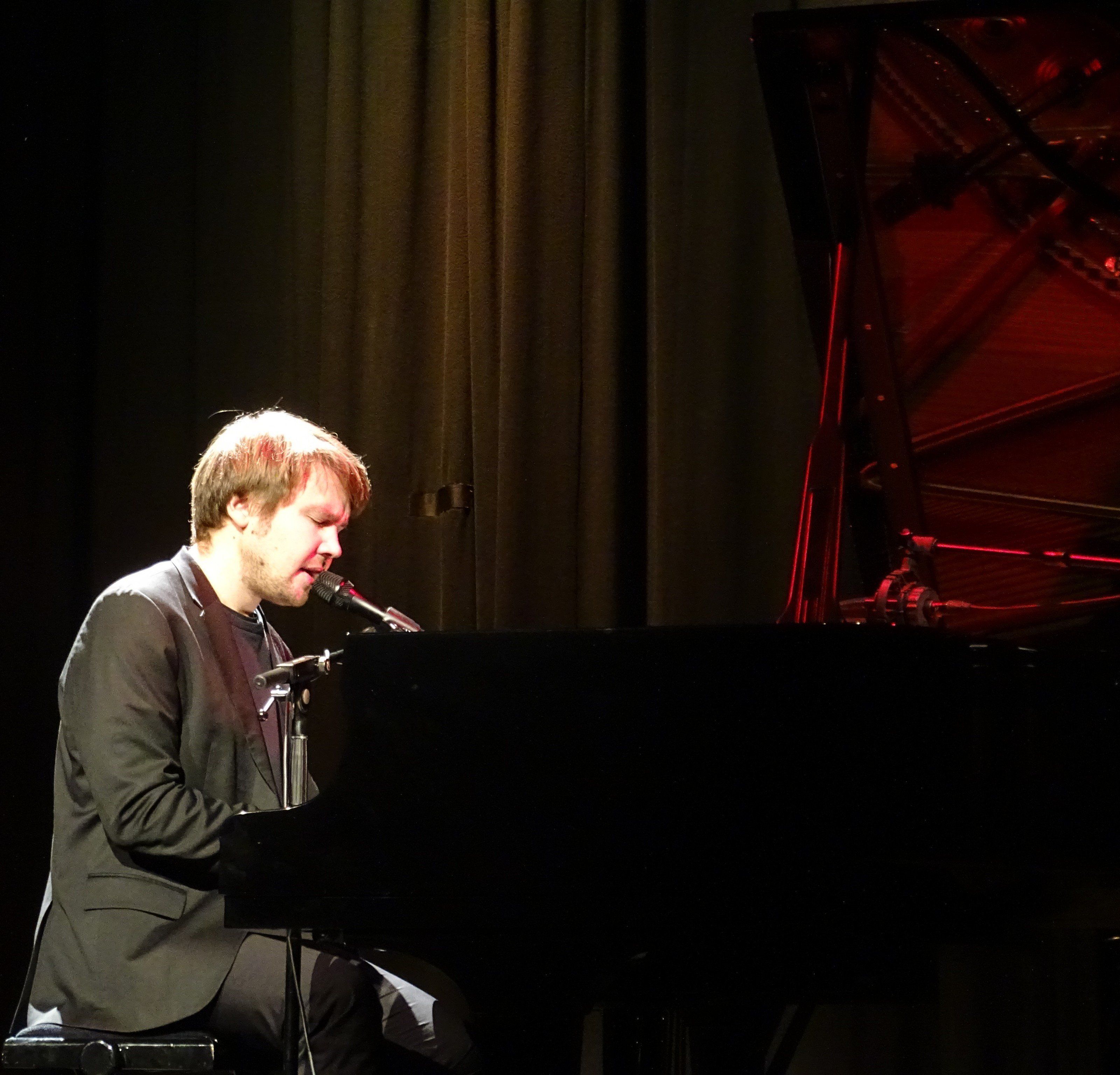 Martin Klein, Ausnahmekünstler und Hoffnungsträger der Österreichischen Songwriter-Szene, gastierte zum Auftakt der neuen hin.hören Reihe in der Remise Bludenz. Martin Klein, Ausnahmekünstler und Hoffnungsträger der Österreichischen Songwriter-Szene, gastierte zum Auftakt der neuen hin.hören Reihe in der Remise Bludenz.
