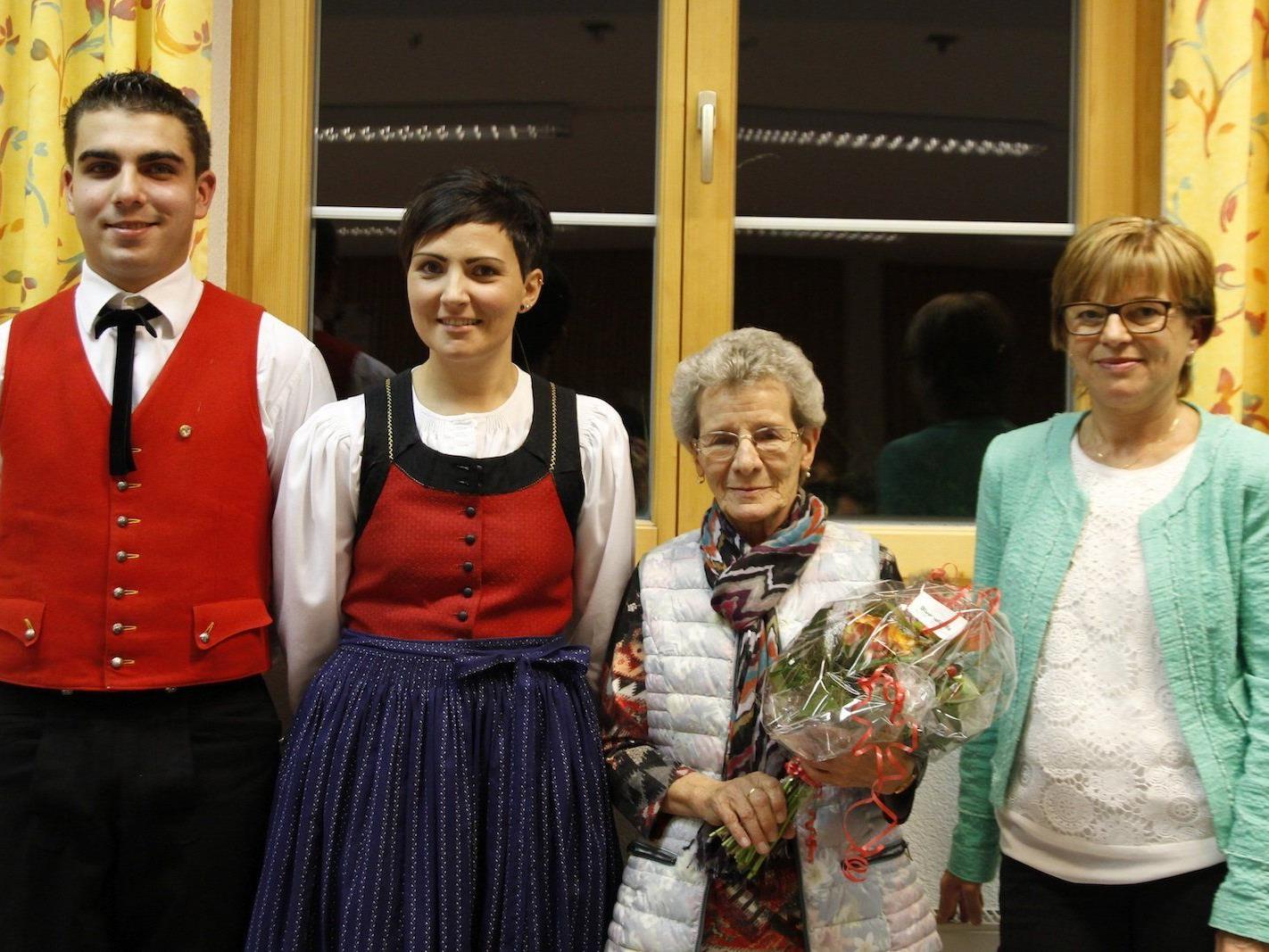 Die Jubilarin mit Vize-Kapellmeister Simon Ganahl, Obfrau Jasmin Bargehr und Vize-Bürgermeisterin Anita Dönz
