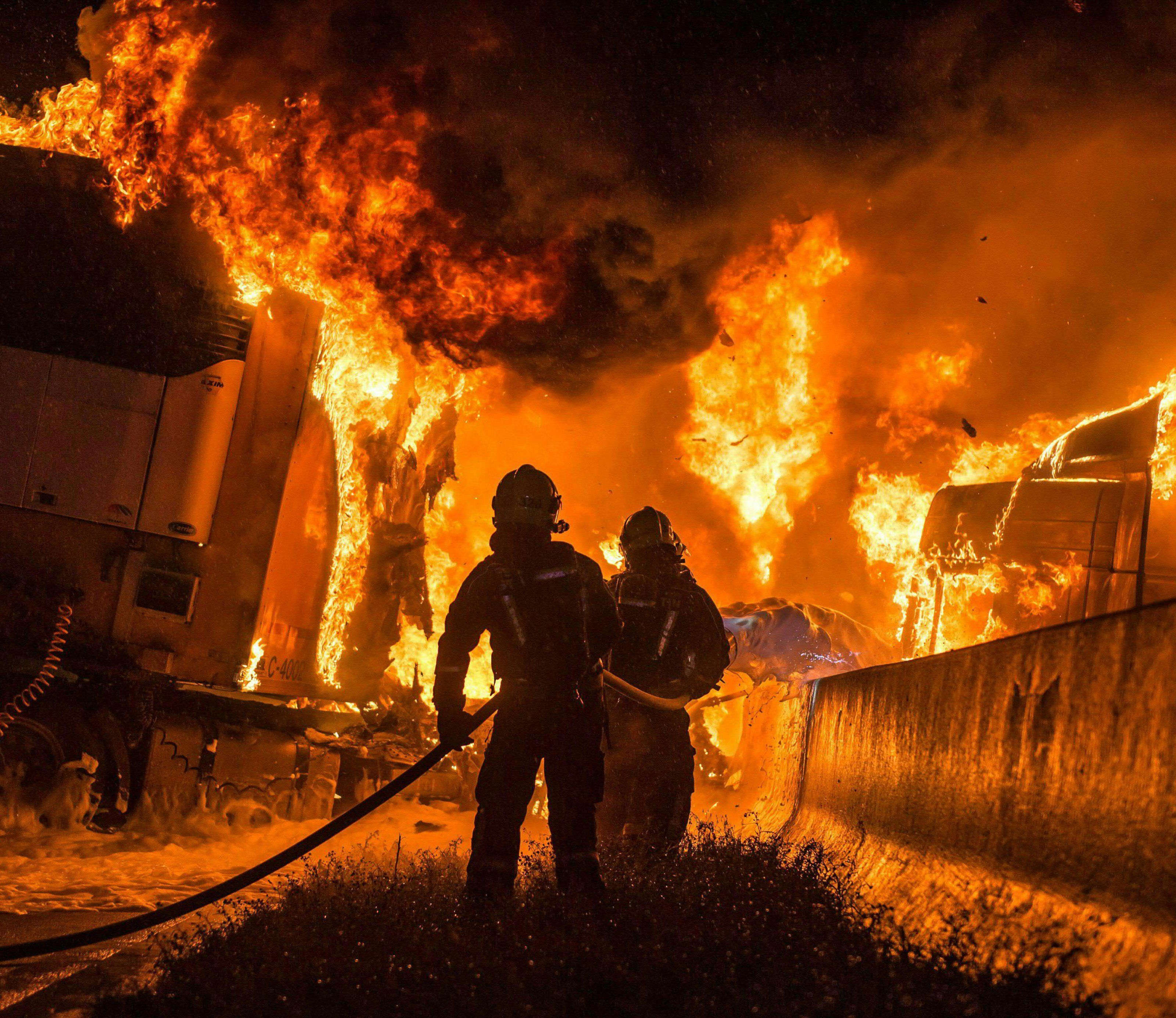 Der LKW brannte nach dem Unfall lichterloh. Der LKW brannte nach dem Unfall lichterloh.