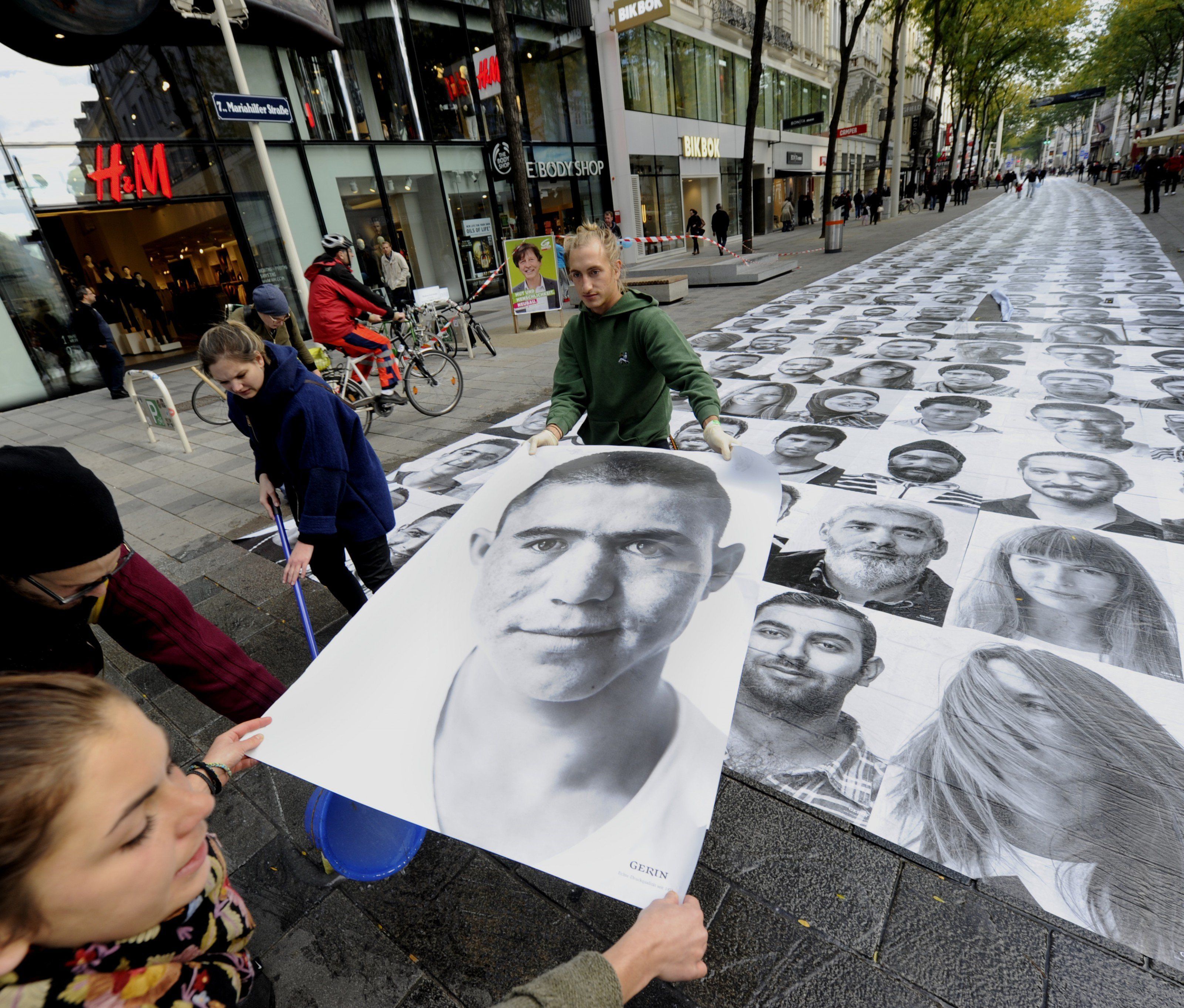 Flüchtlinge - Fotoporträts auf Mariahilfer Straße als "Walk of Fame" Flüchtlinge - Fotoporträts auf Mariahilfer Straße als "Walk of Fame"