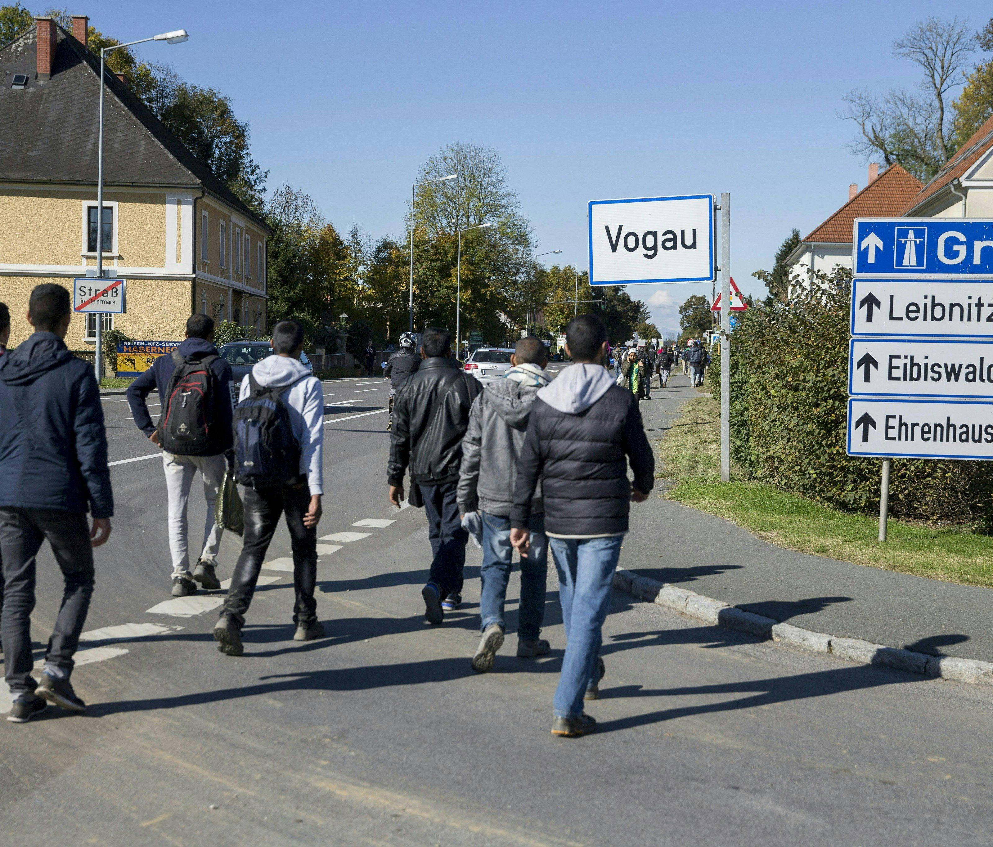 Migranten durchbrachen Absperrung - Polizei versucht Zuggleise und Autobahn freizuhalten. Migranten durchbrachen Absperrung - Polizei versucht Zuggleise und Autobahn freizuhalten.