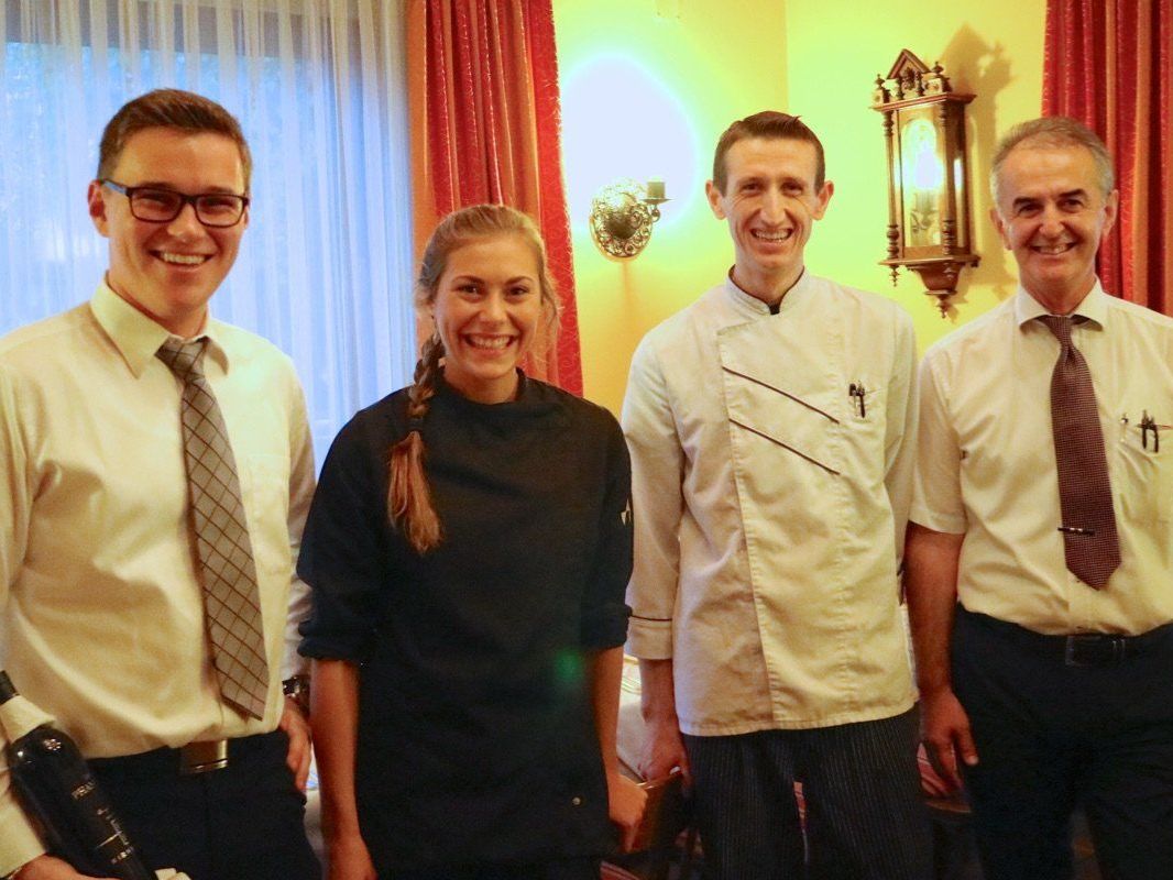 Sie begeisterten beim Herbstkulinarium: Jungsommelier Simon Hosp, Kochteam Lisa Vaschauner und Elvis Hotaj mit Gastwirt Viktor Dusevic.