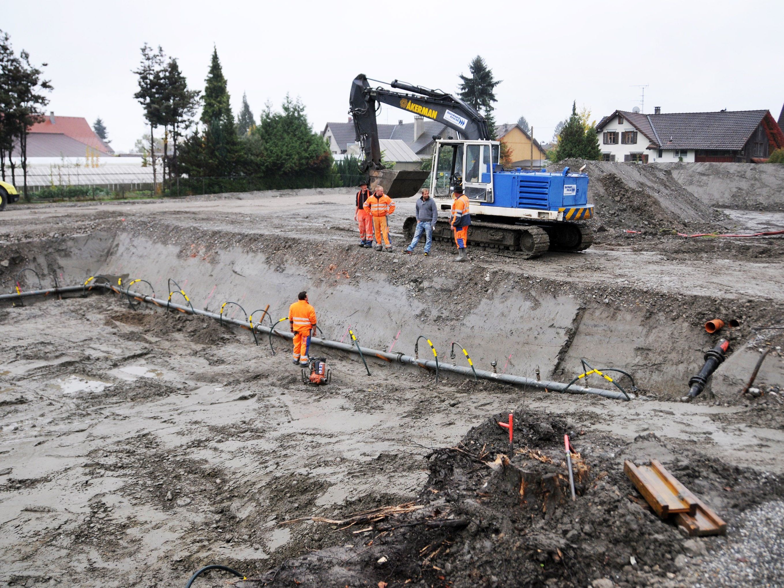 Die Baugrube für den Schulneubau ist teilweise ausgehoben, jetzt wurde die Absenkung des Grundwasserspiegels gestartet. Die Baugrube für den Schulneubau ist teilweise ausgehoben, jetzt wurde die Absenkung des Grundwasserspiegels gestartet.