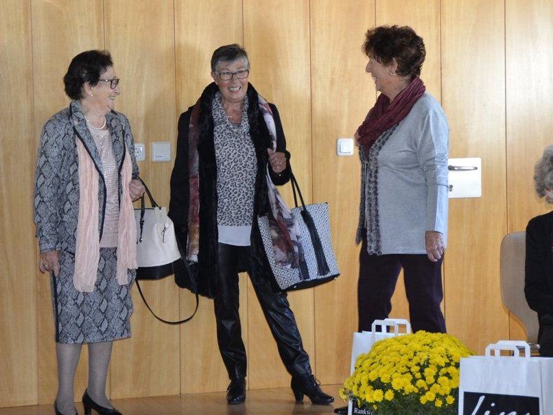 Senioren und Seniorinnen präsentierten die Herbstmode im Pfarrsaal Meiningen.