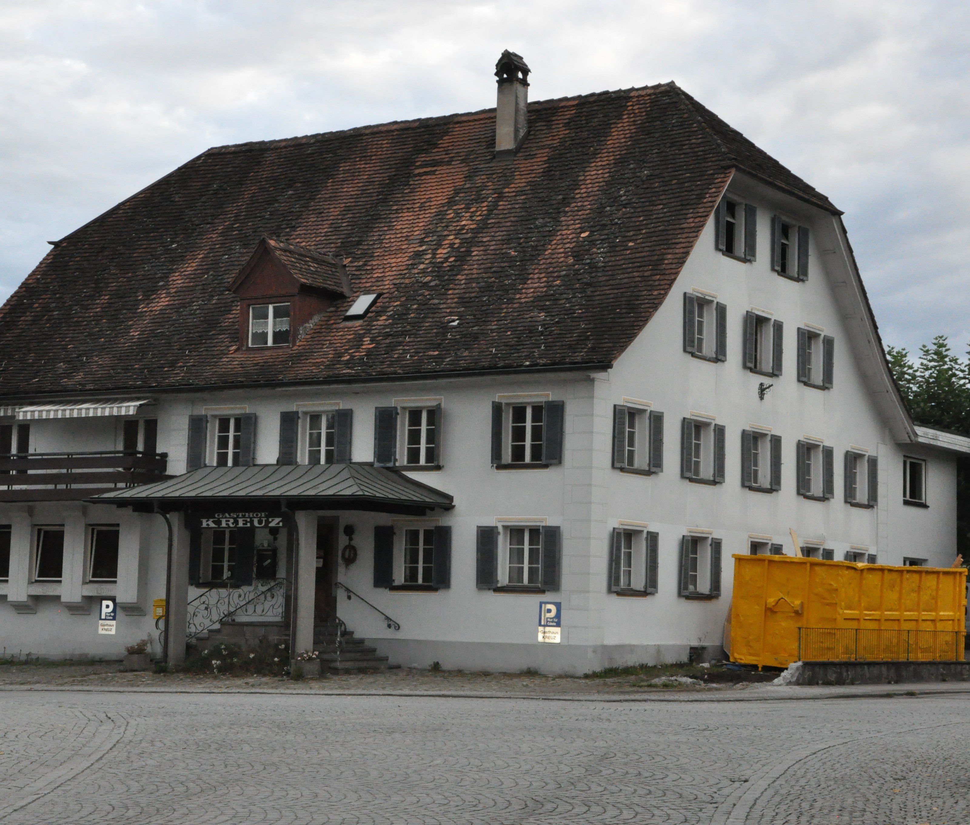 Das Traditionsgasthaus Kreuz wird saniert und daneben eine Wohnanlage errichtet. Das Traditionsgasthaus Kreuz wird saniert und daneben eine Wohnanlage errichtet.