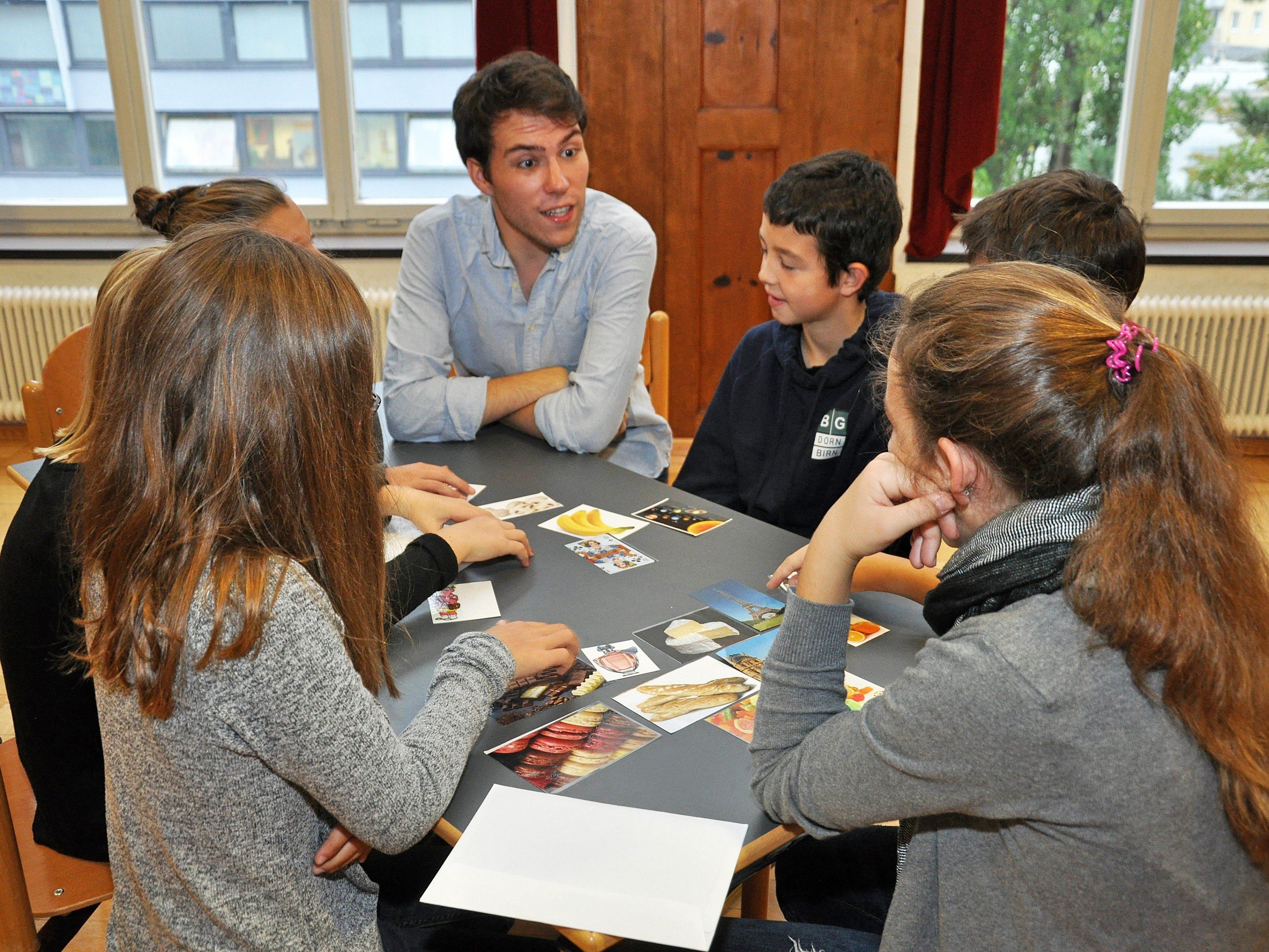 Sprachassistent Henri Fruneau präsentierte den Schülern der zweiten Klassen im Auftrag des Institut Français seine Muttersprache.