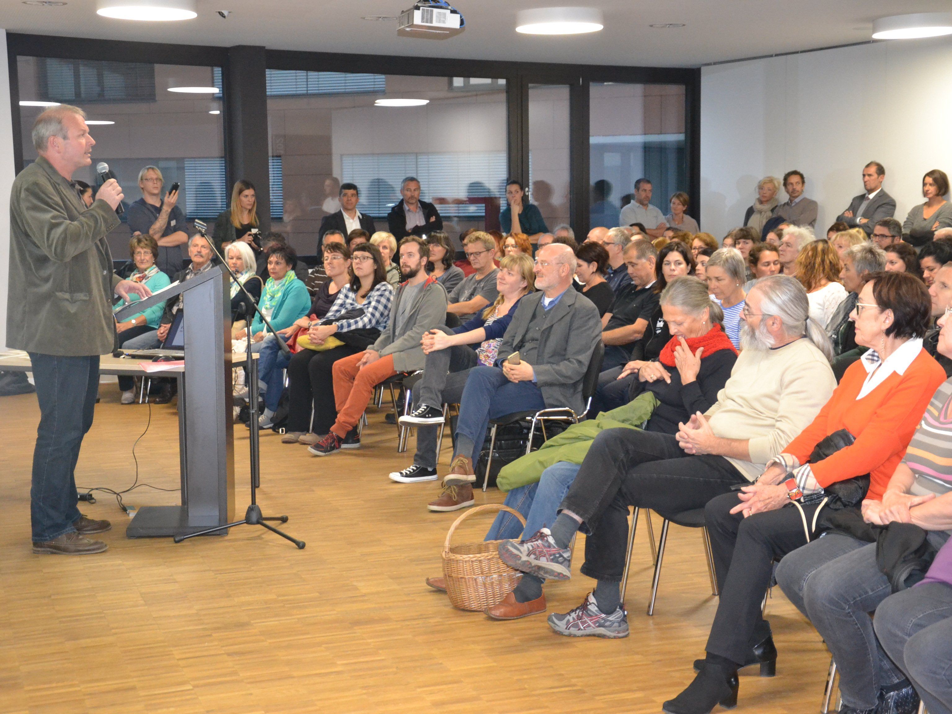 Der Götzner Bürgermeister Christian Loacker begrüßt zur Informationsveranstaltung in der VHS Der Götzner Bürgermeister Christian Loacker begrüßt zur Informationsveranstaltung in der VHS