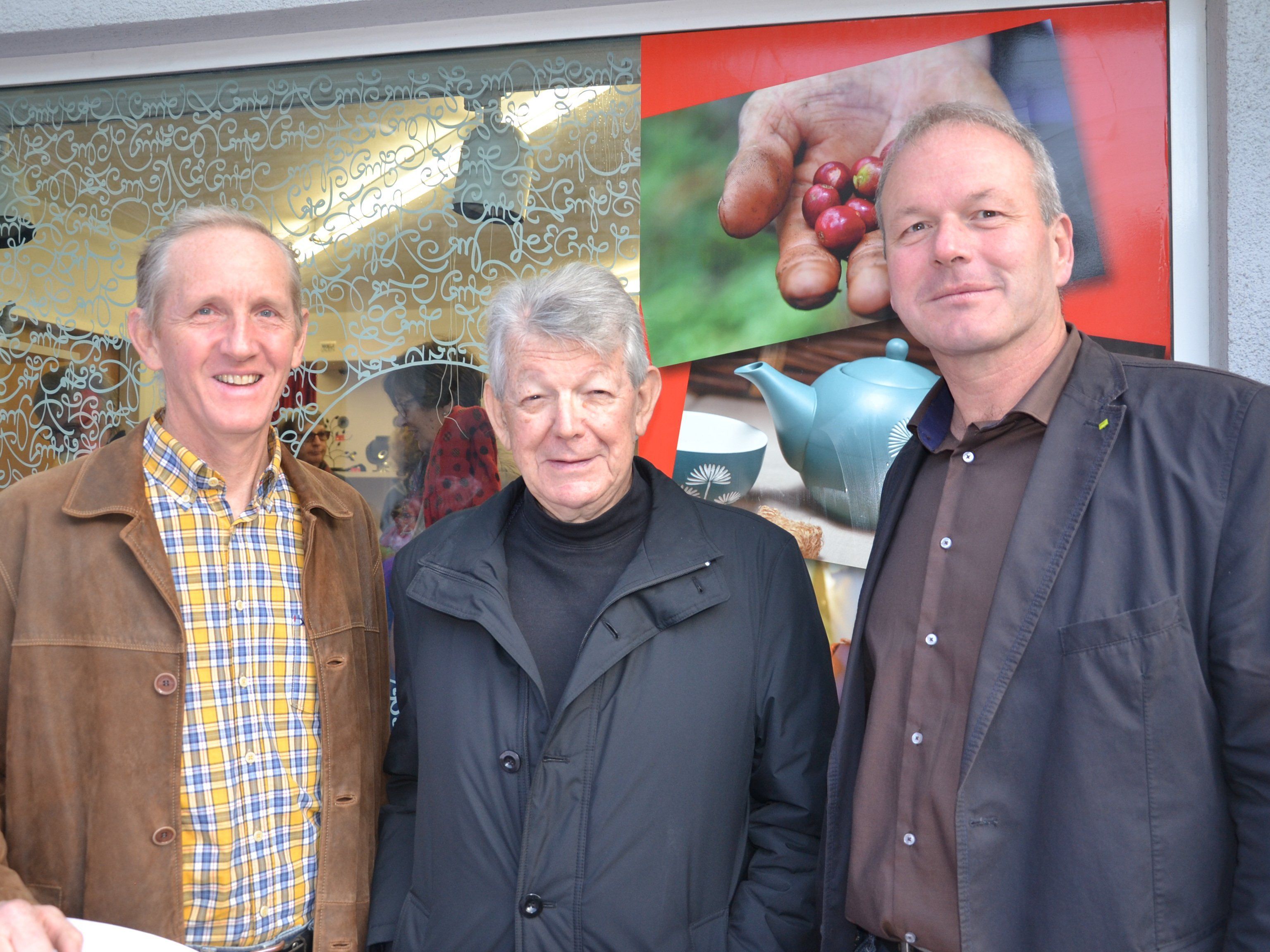 v.l. Obmann Elmar Weißenbach, Bischof Erwin Kräutler und Bürgermeister Christian Loacker vor dem neuen Weltladen