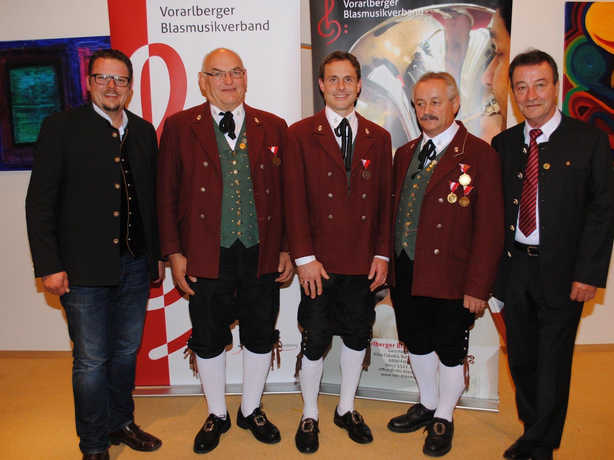 V.li. Bgm. Mathias Luger, Christian und Thomas Dünser, Willi Bitschnau, Walter Schwarzhans