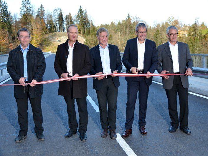 Geschäftsleiter W&M Johannes Wilhelm, Bgm. Guido Flatz, LR Erich Schwärzler, LR Karl-Heinz Rüdisser und Bgm. Arnold Hirschbühl gaben den Verkehr über die neue Brunsttobelbrücke offiziell frei.