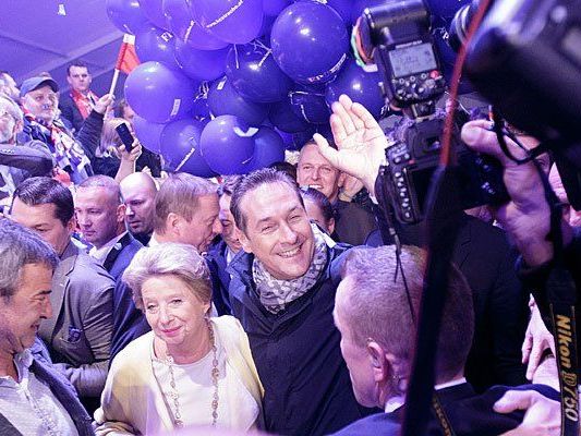 Im FPÖ-Zelt wurde bei der Wien-Wahl gefeiert - Nina Horaczek vom Falter durfte nicht hinein Im FPÖ-Zelt wurde bei der Wien-Wahl gefeiert - Nina Horaczek vom Falter durfte nicht hinein