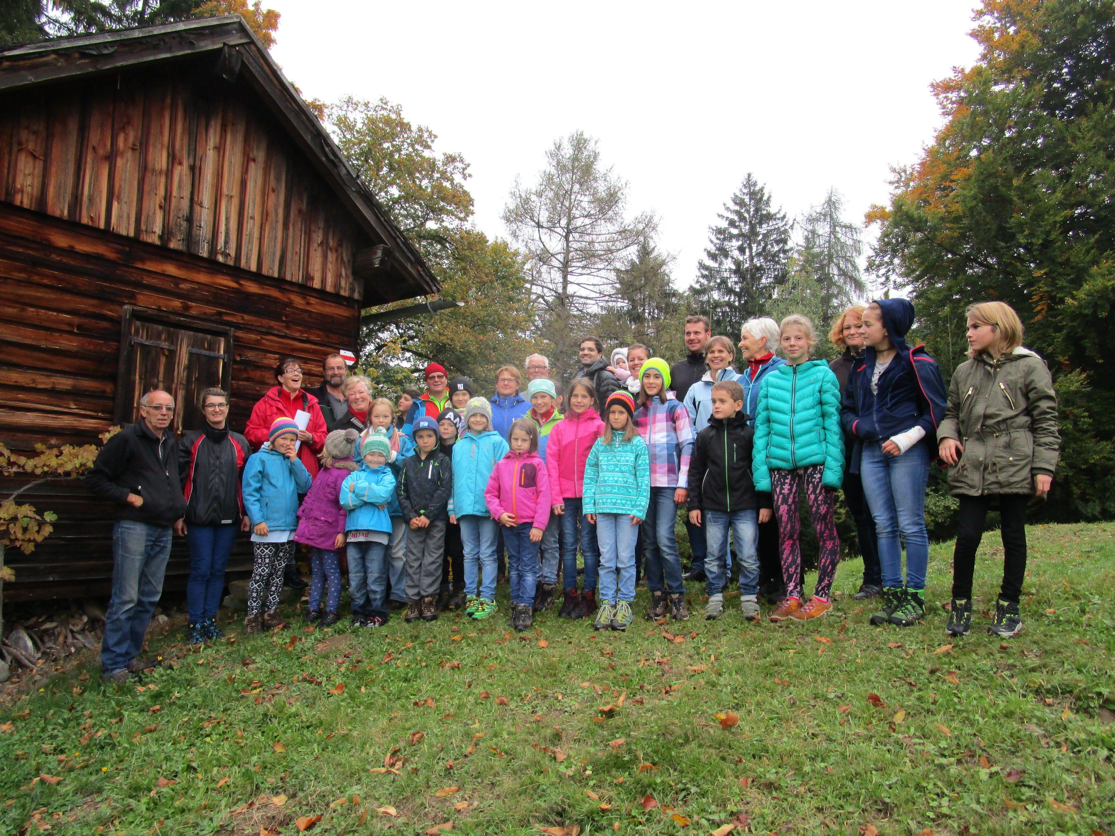 Die Kapellenvereinsfamilien bei der Überraschungswanderung zu Viktor's Burgruine Alt-Montfort. anschließend Schatzsuche.