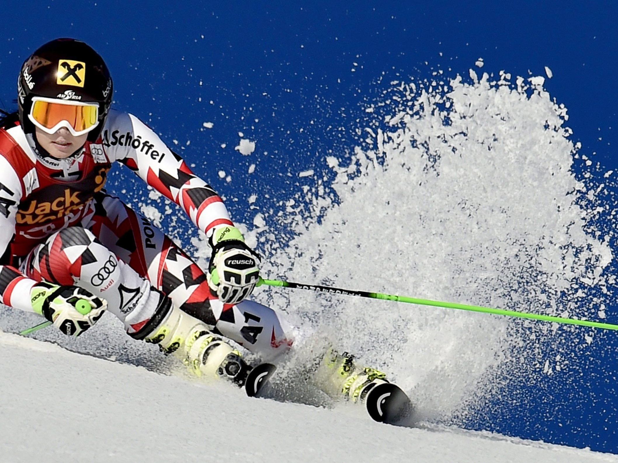 Anna Fenninger erlitt bei Trainingssturz in Sölden Risse von Kreuzband, Innenband und Patellarsehne. Anna Fenninger erlitt bei Trainingssturz in Sölden Risse von Kreuzband, Innenband und Patellarsehne.