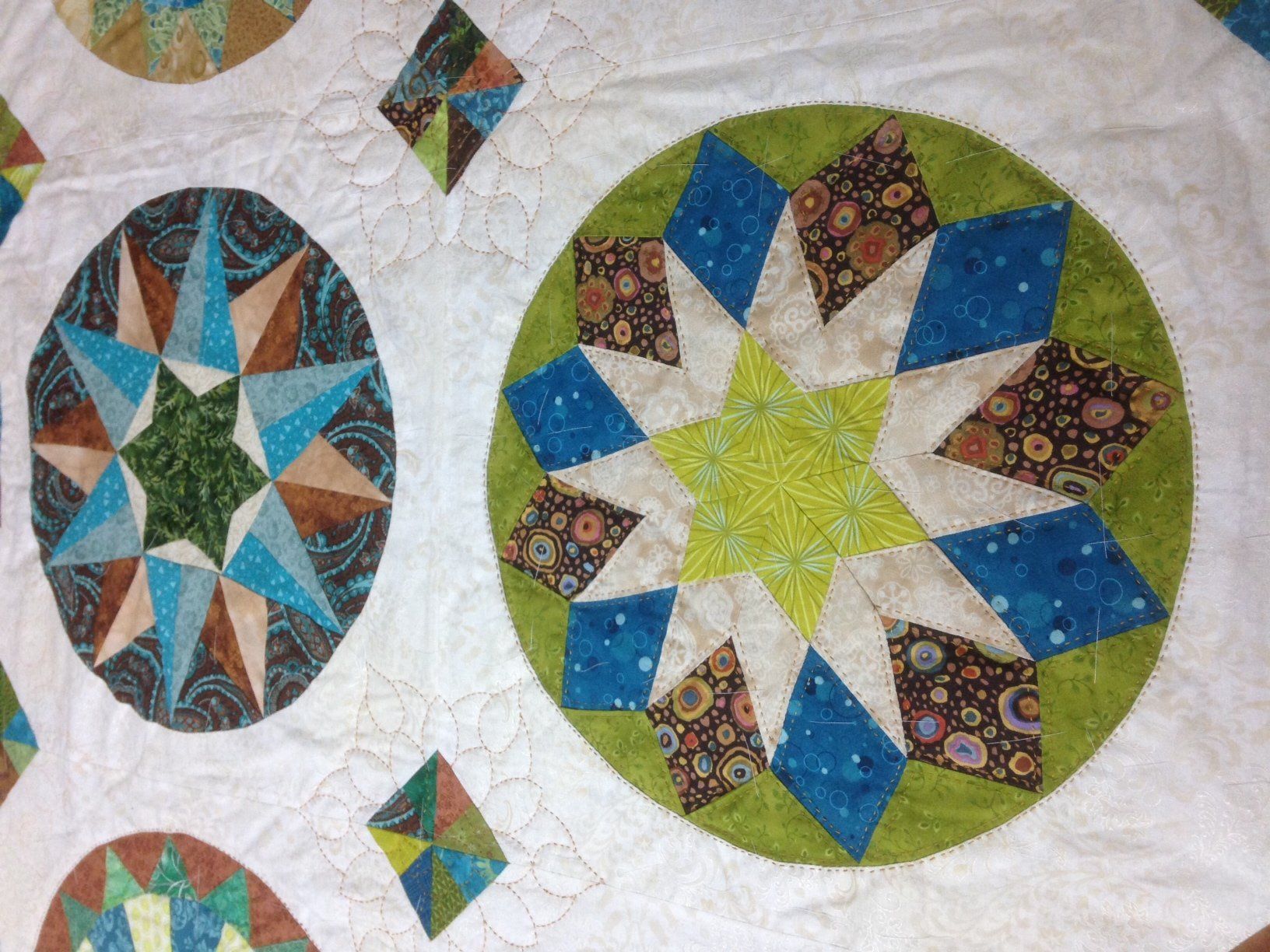 Von 2. bis 4. Oktober 2015 werden im Josef Ender Saal in Mäder über 100 Quilts aus den letzten fünf Jahren in einer Ausstellung präsentiert. Von 2. bis 4. Oktober 2015 werden im Josef Ender Saal in Mäder über 100 Quilts aus den letzten fünf Jahren in einer Ausstellung präsentiert.