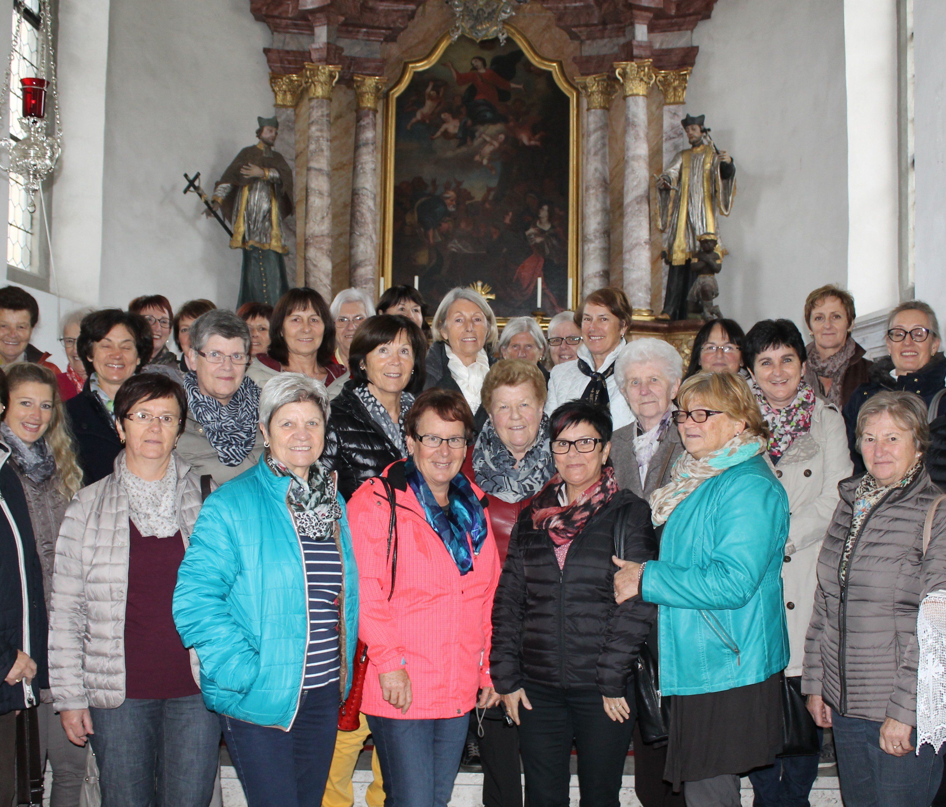 Wallfahrerinnen vor dem Marienaltar Wallfahrerinnen vor dem Marienaltar