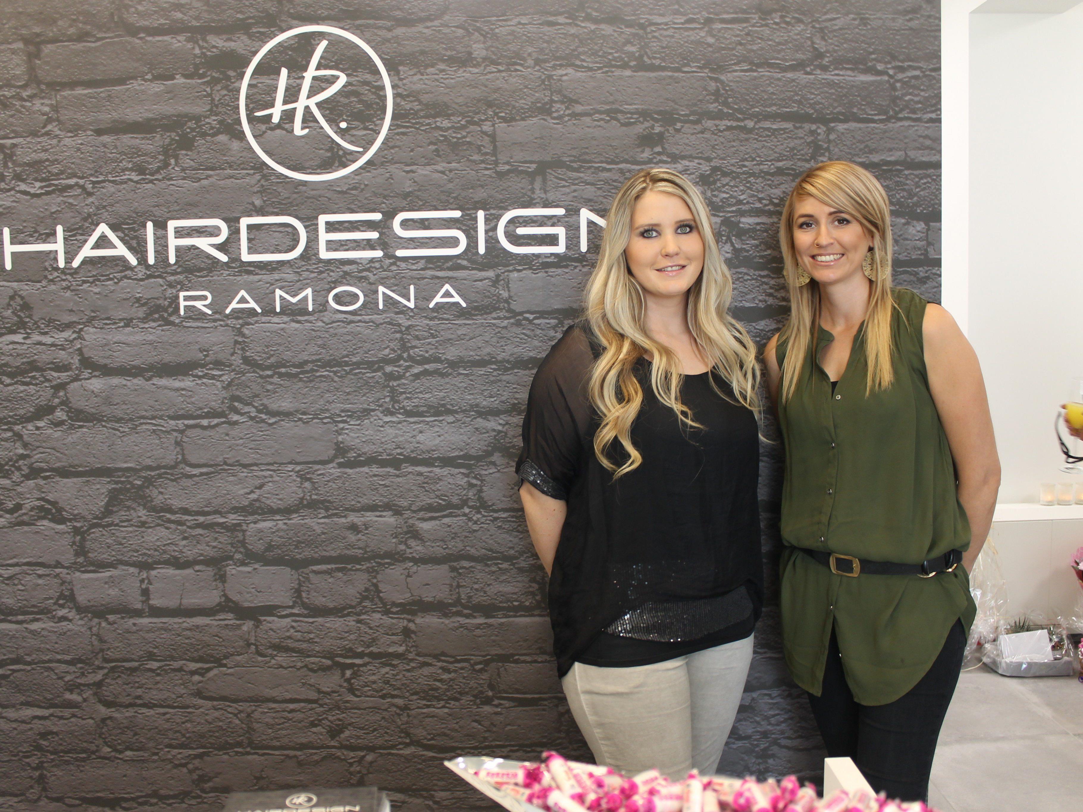 Die beiden hübschen Friseurinnen Ramona Hartmann und Mitarbeiterin Kerstin