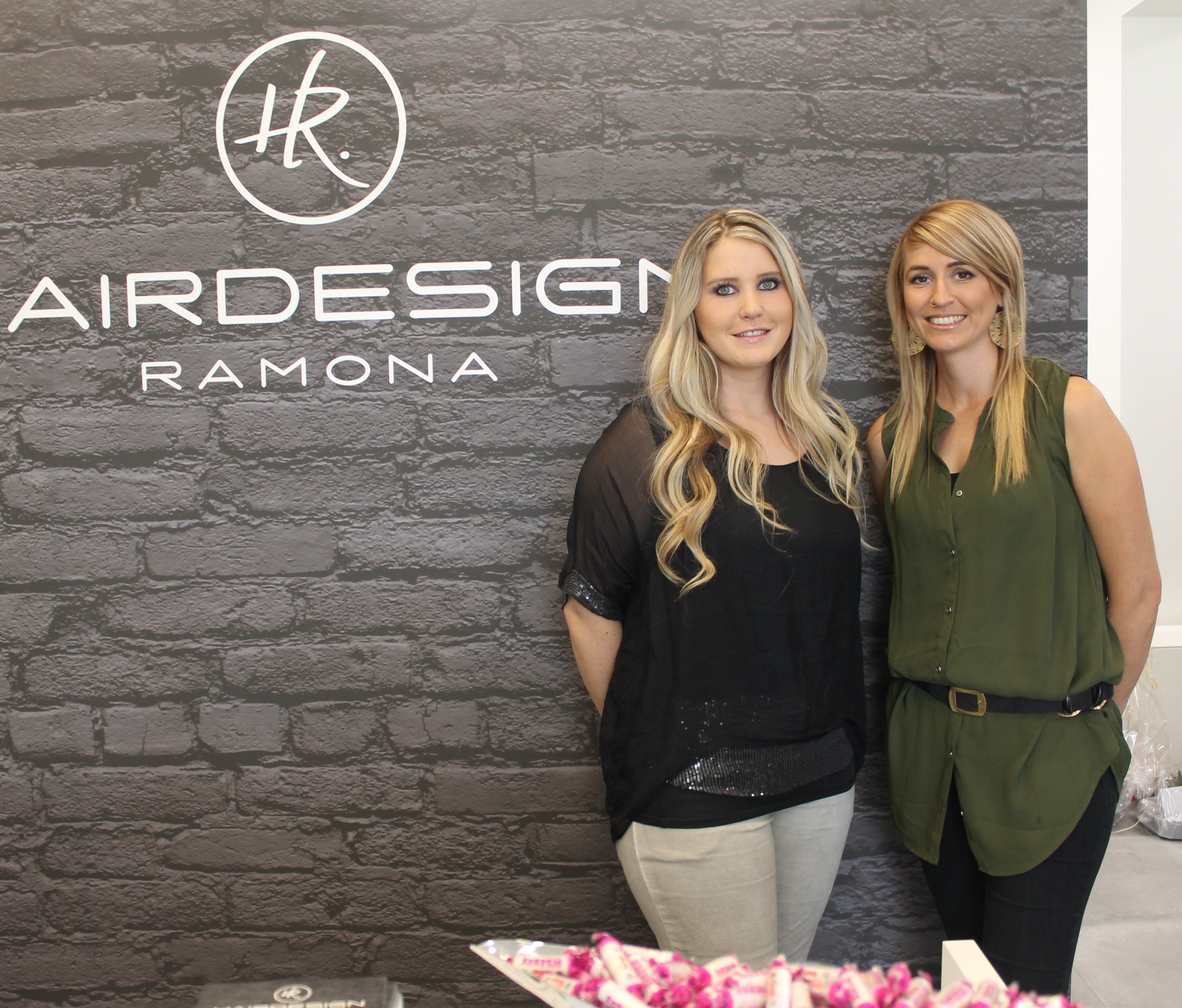 Die beiden hübschen Friseurinnen Ramona Hartmann und Mitarbeiterin Kerstin Die beiden hübschen Friseurinnen Ramona Hartmann und Mitarbeiterin Kerstin